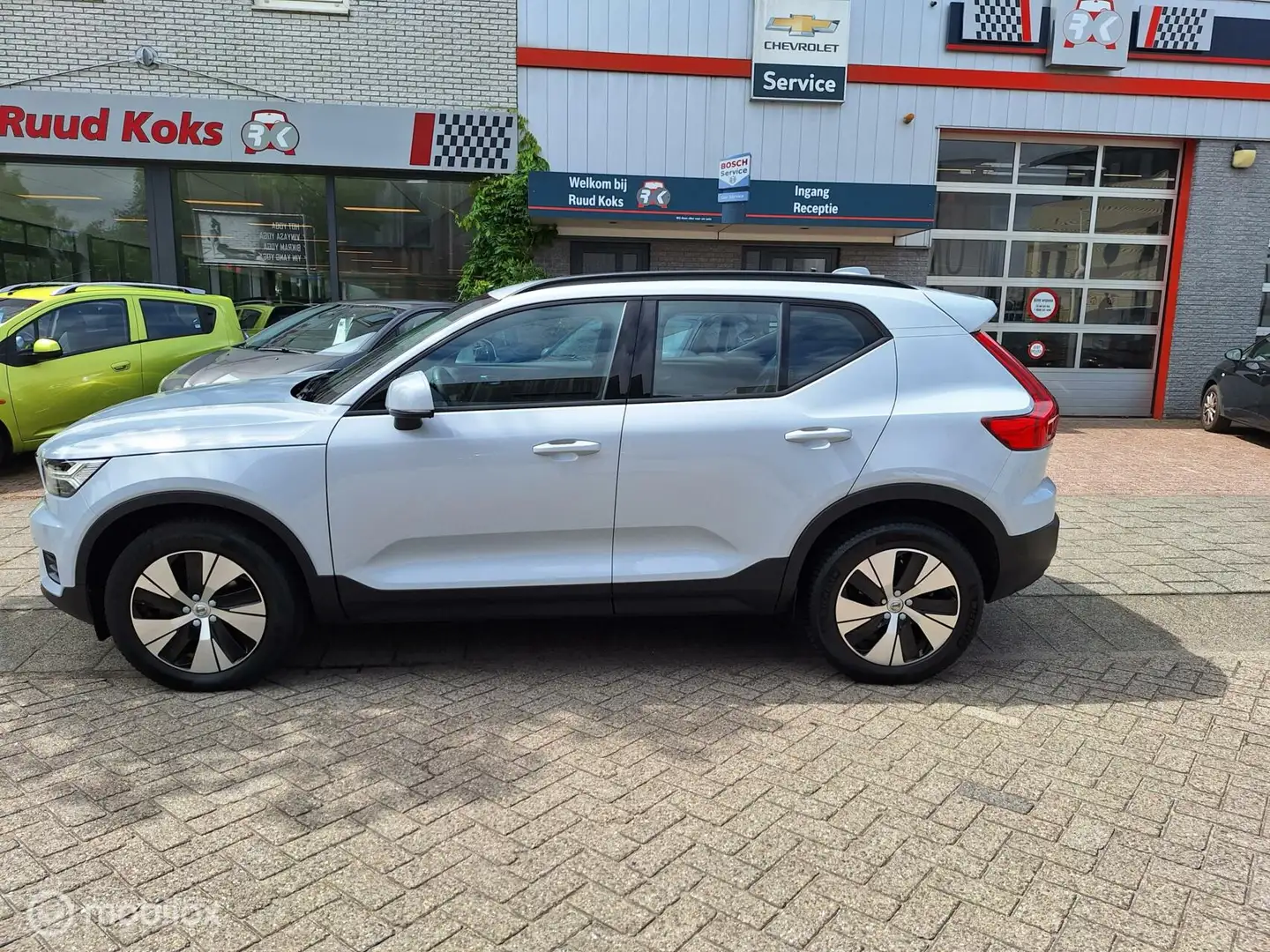 Volvo XC40 1.5 T2 MOMENTUM Grijs - 2