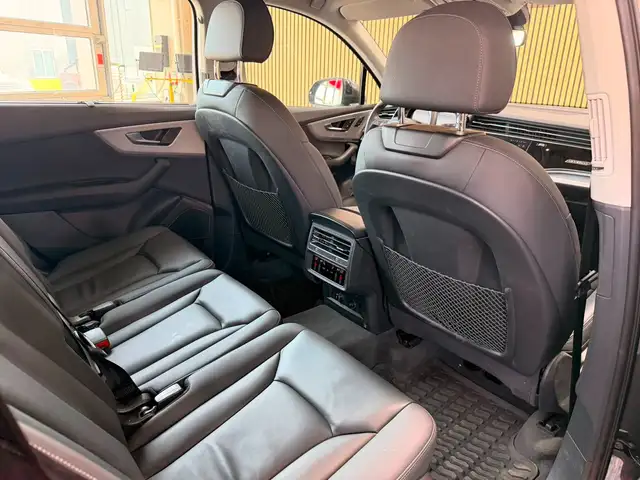Audi Q7 view 14