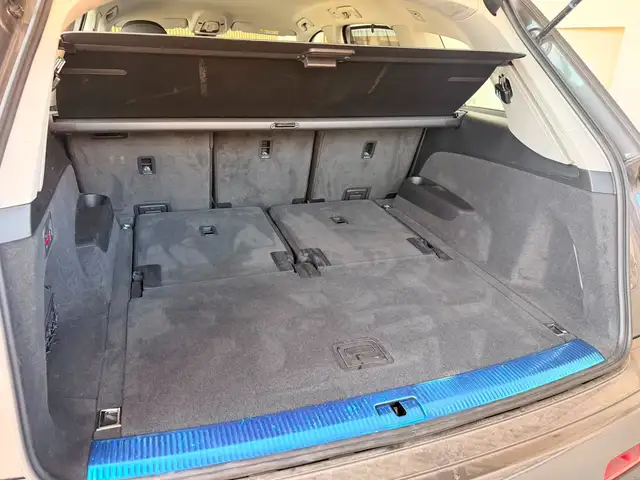 Audi Q7 view 8