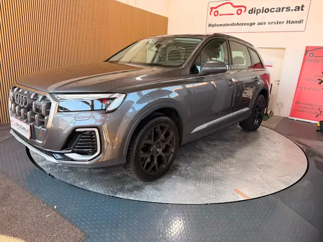 Audi Q7 view 3