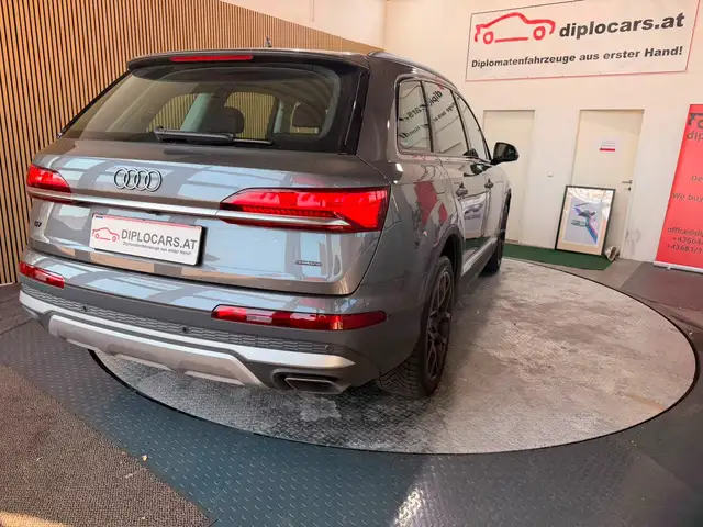 Audi Q7 view 6