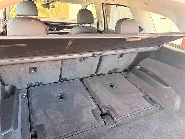 Audi Q7 view 7
