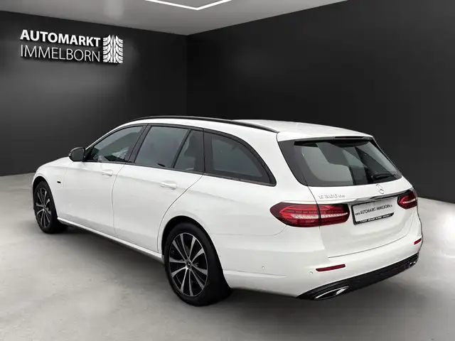 Mercedes-Benz E-Class view 4