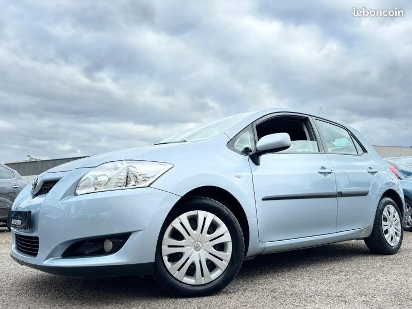 Toyota Auris 124 VVT-I LUNA MMT 5P Blau - 1