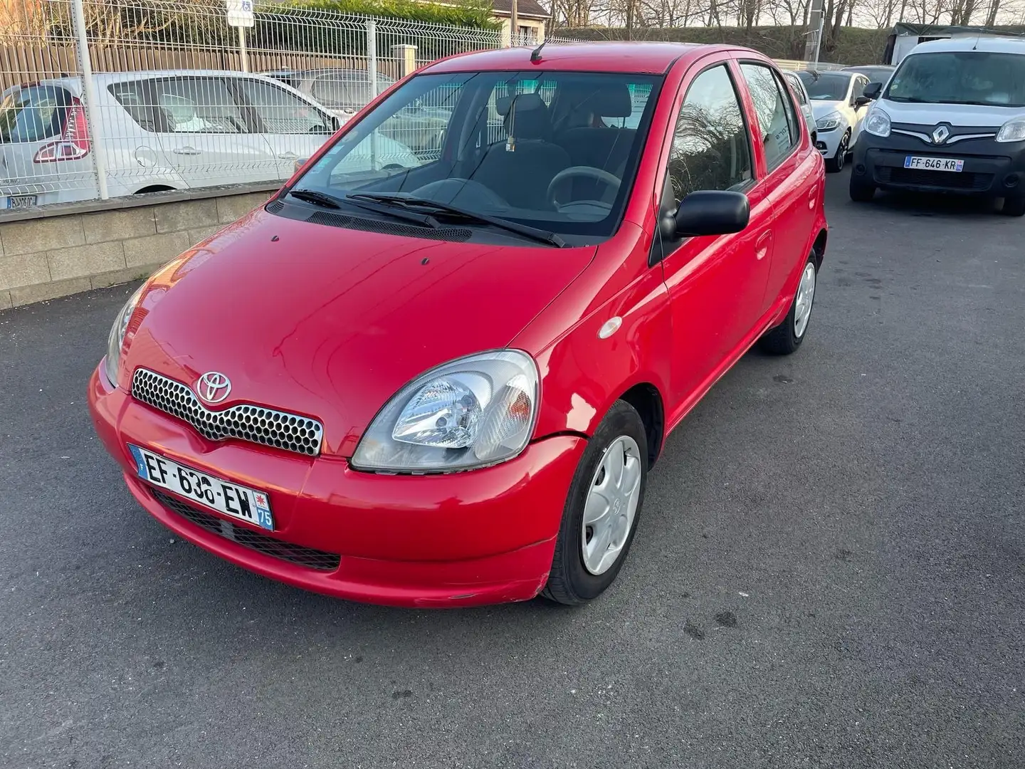 Toyota Yaris Linea Luna Rouge - 1