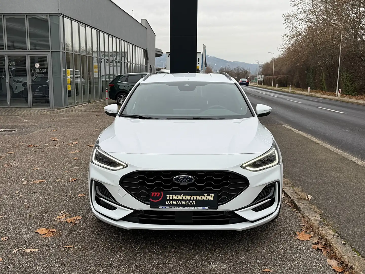 Ford Focus Traveller 1,0 EcoBoost Hybrid ST-Line X Weiß - 1