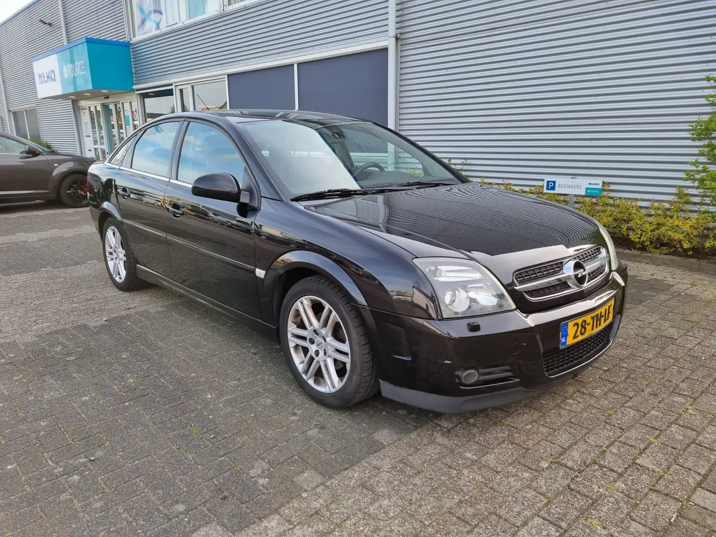 Opel Vectra GTS 1.8-16V Elegance Airco Bj:2006 NAP! Schwarz - 2