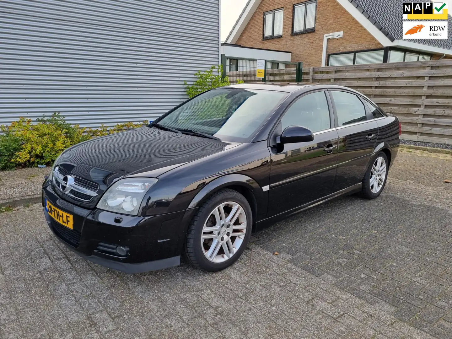 Opel Vectra GTS 1.8-16V Elegance Airco Bj:2006 NAP! Schwarz - 1