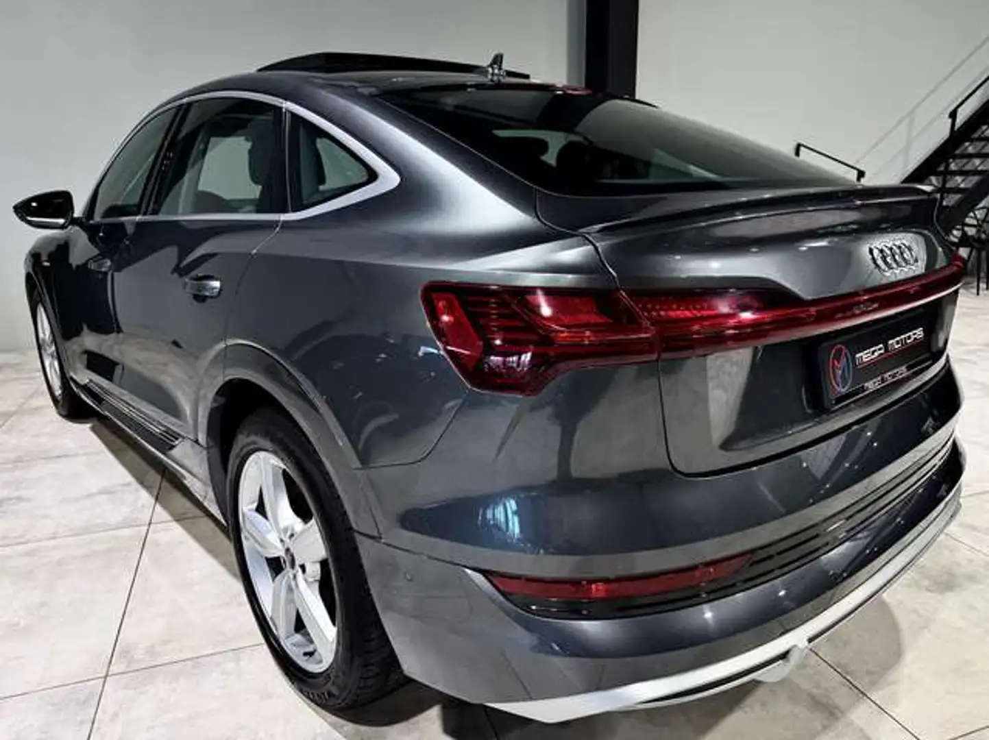 Audi Q8 e-tron SPORTBACK 50 QUATTRO SLiNE PANO CAMERA NAVi CUiR++ Grau - 2