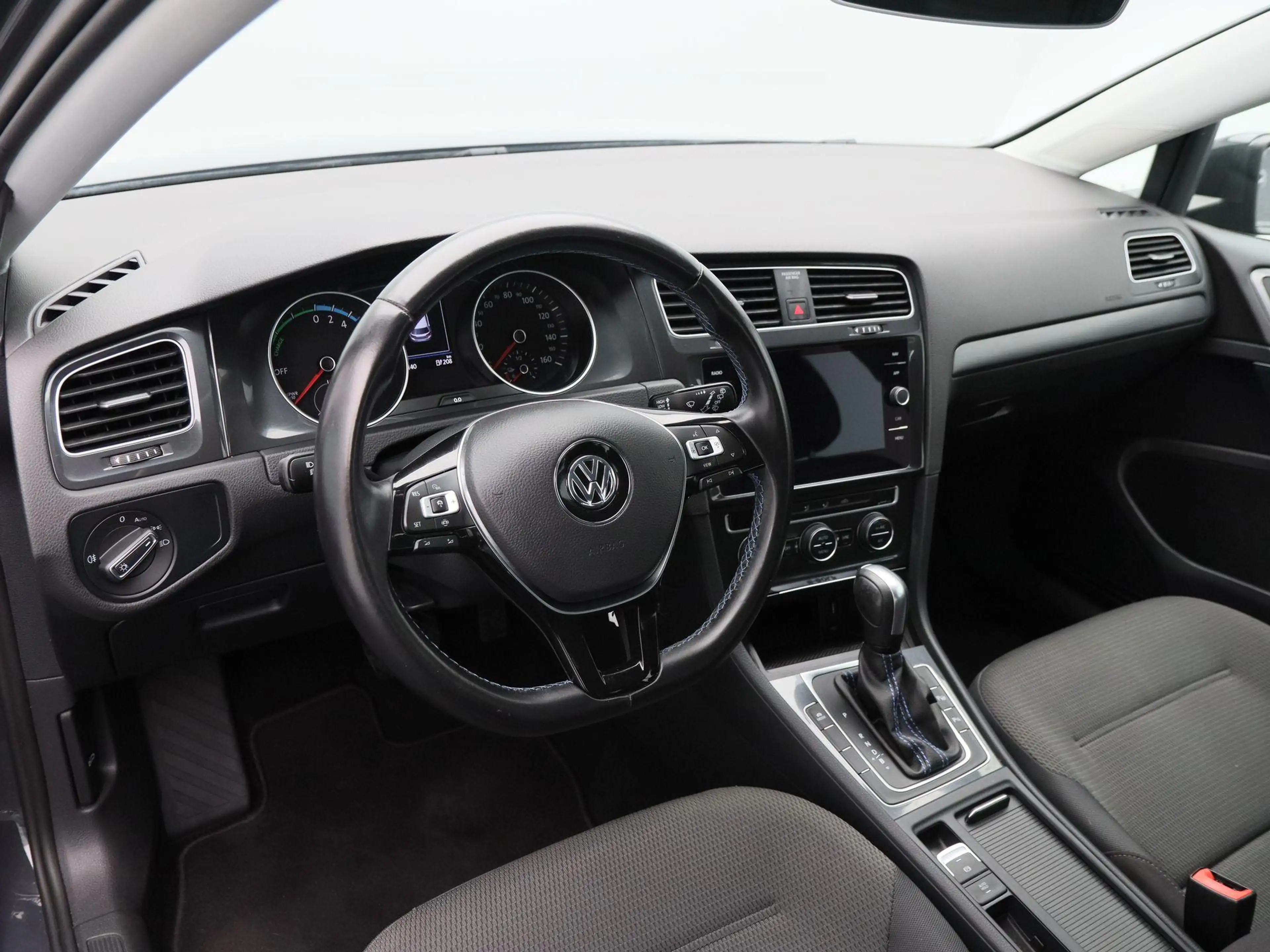Volkswagen e-Golf E-DITION | Adaptive Cruise | Navigatie | Climate c — photo 4