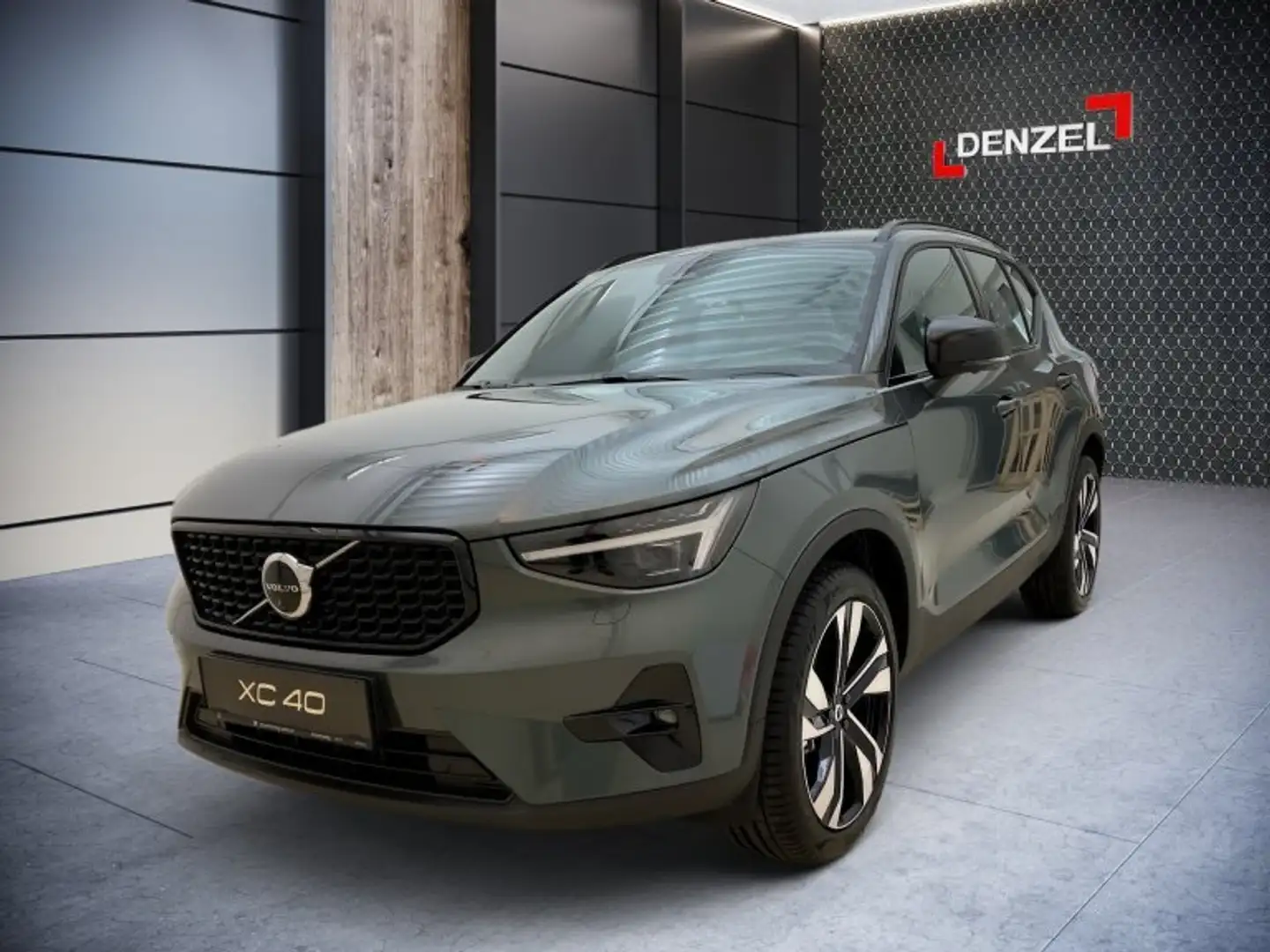 Volvo XC40 Plus, B3 Mild Hybrid, Benzin, Dark Grün - 2