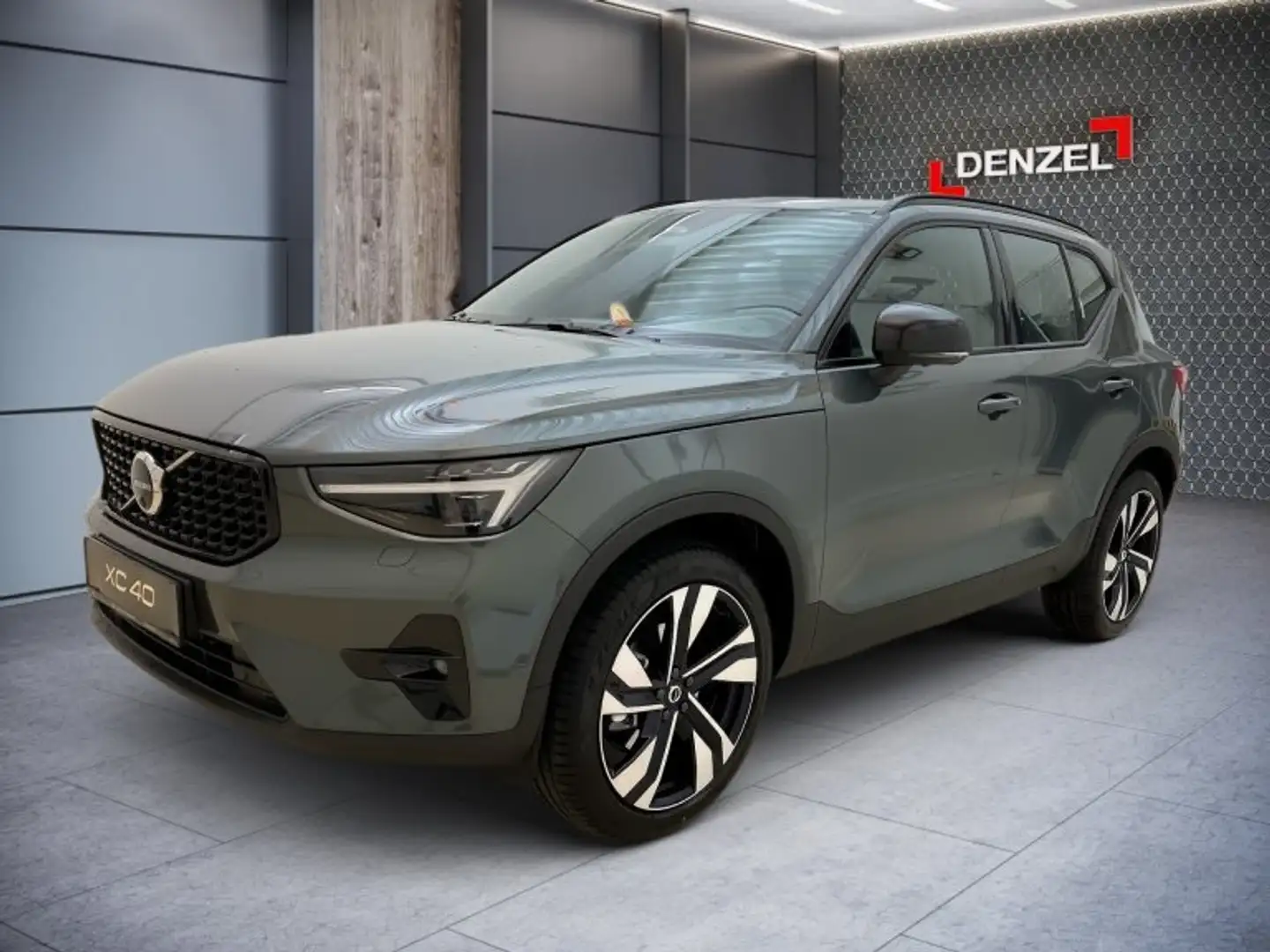 Volvo XC40 Plus, B3 Mild Hybrid, Benzin, Dark Grün - 1
