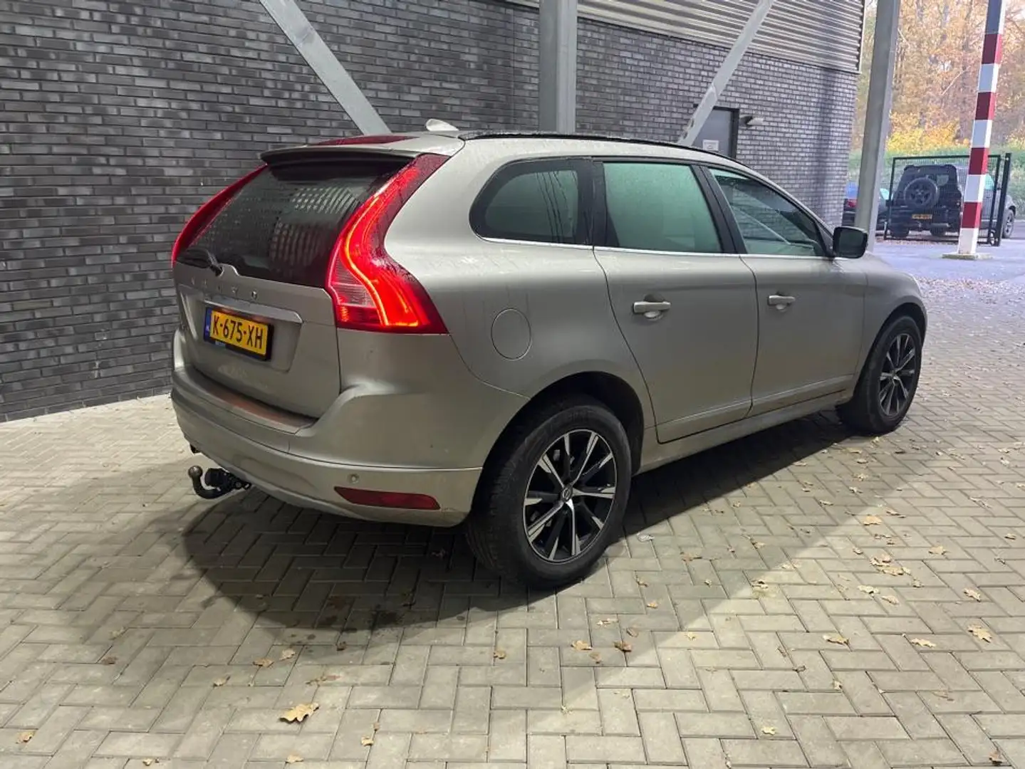 Volvo XC60 D3 Momentum | Trekhaak | Cruise Control | 18 Inch Bruin - 2