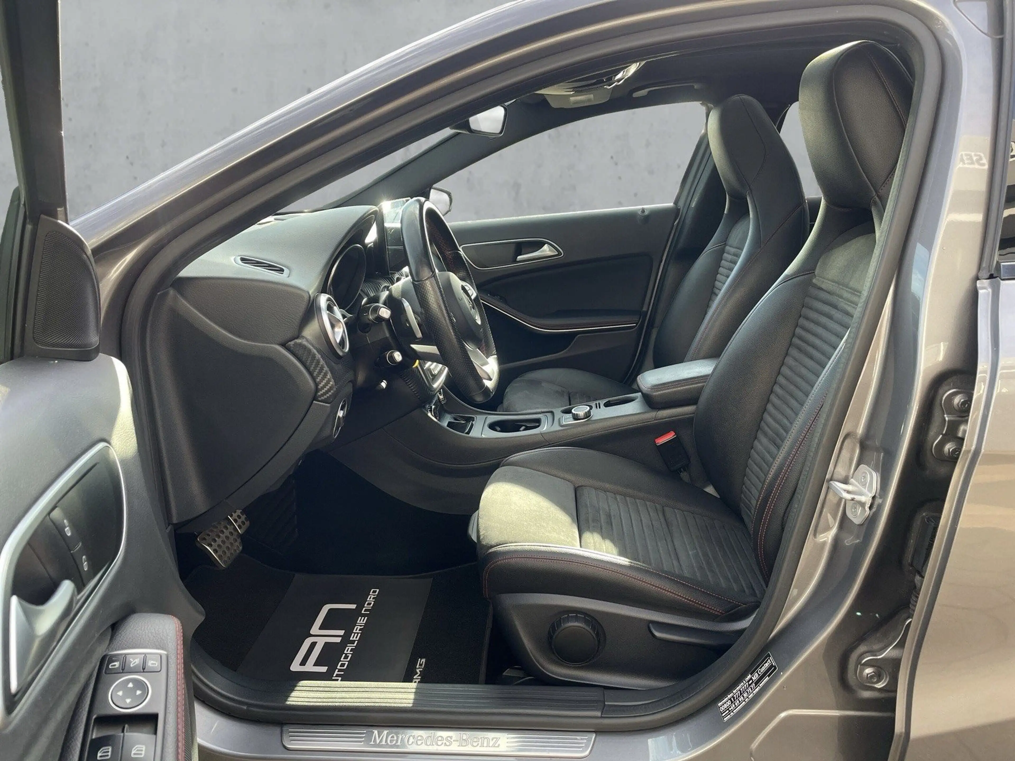 Mercedes-Benz A 250 AMG Line Pano+Night+Alcantara+LED+19° — photo 10