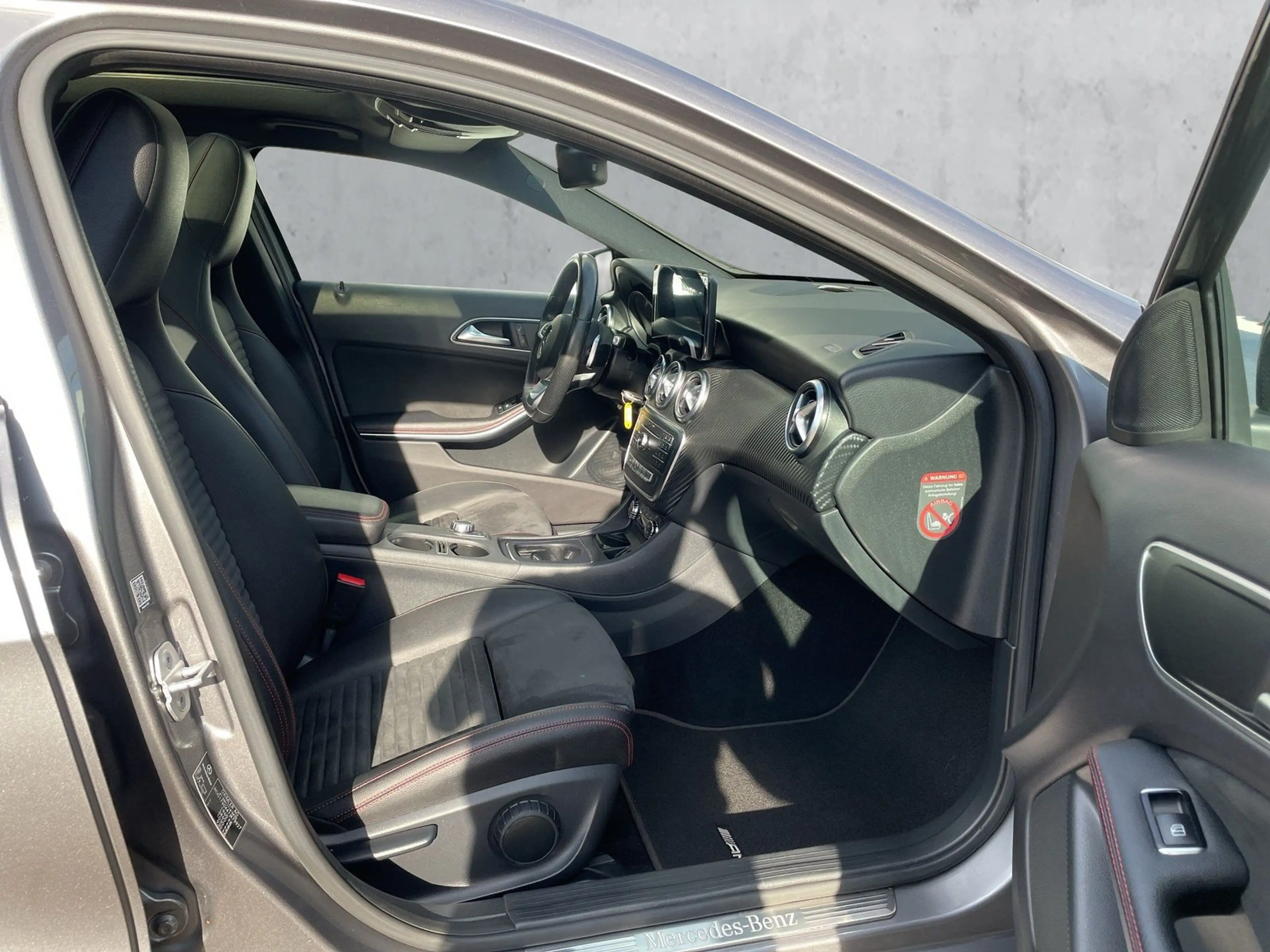 Mercedes-Benz A 250 AMG Line Pano+Night+Alcantara+LED+19° — photo 15