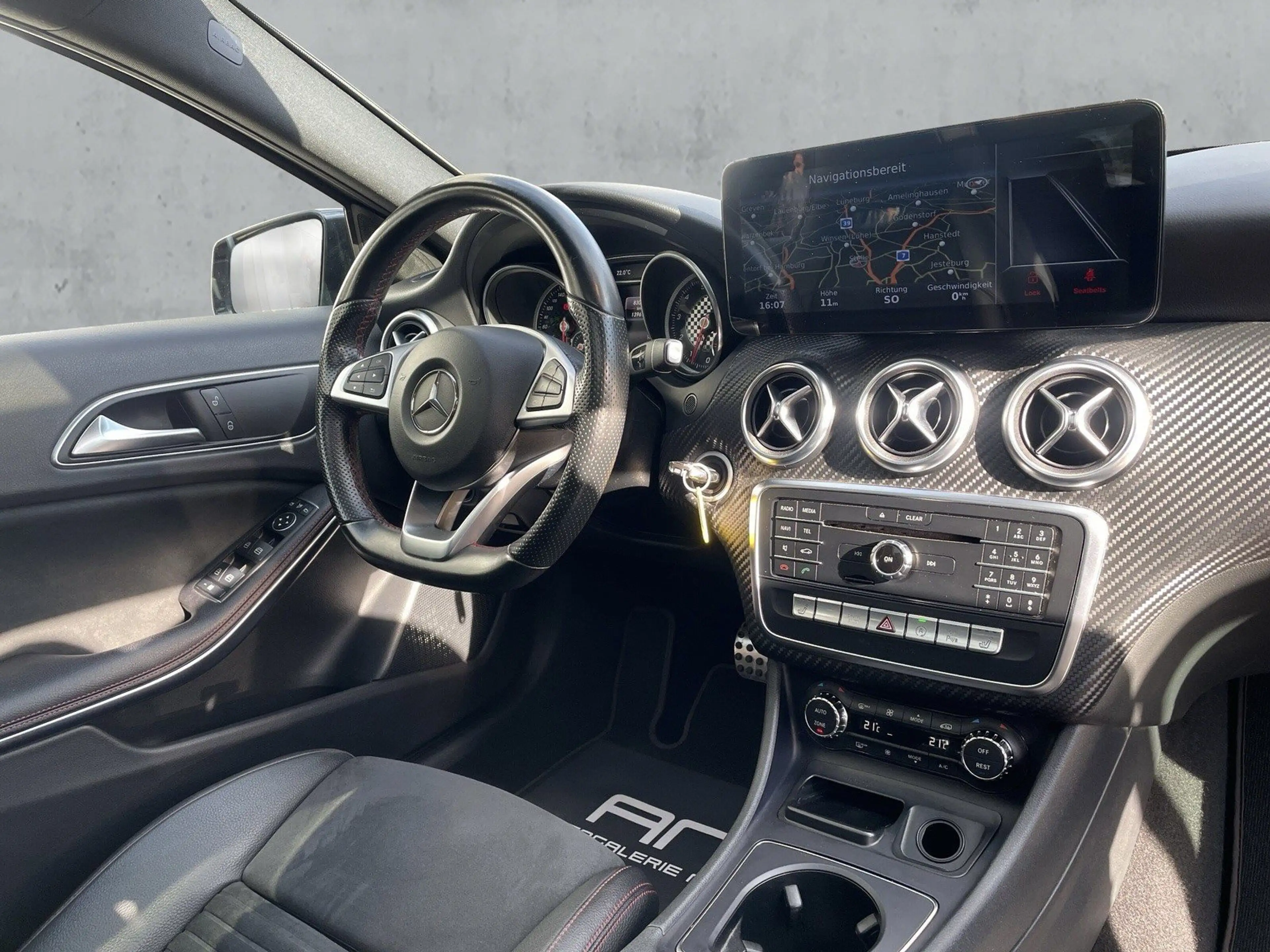 Mercedes-Benz A 250 AMG Line Pano+Night+Alcantara+LED+19° — photo 13