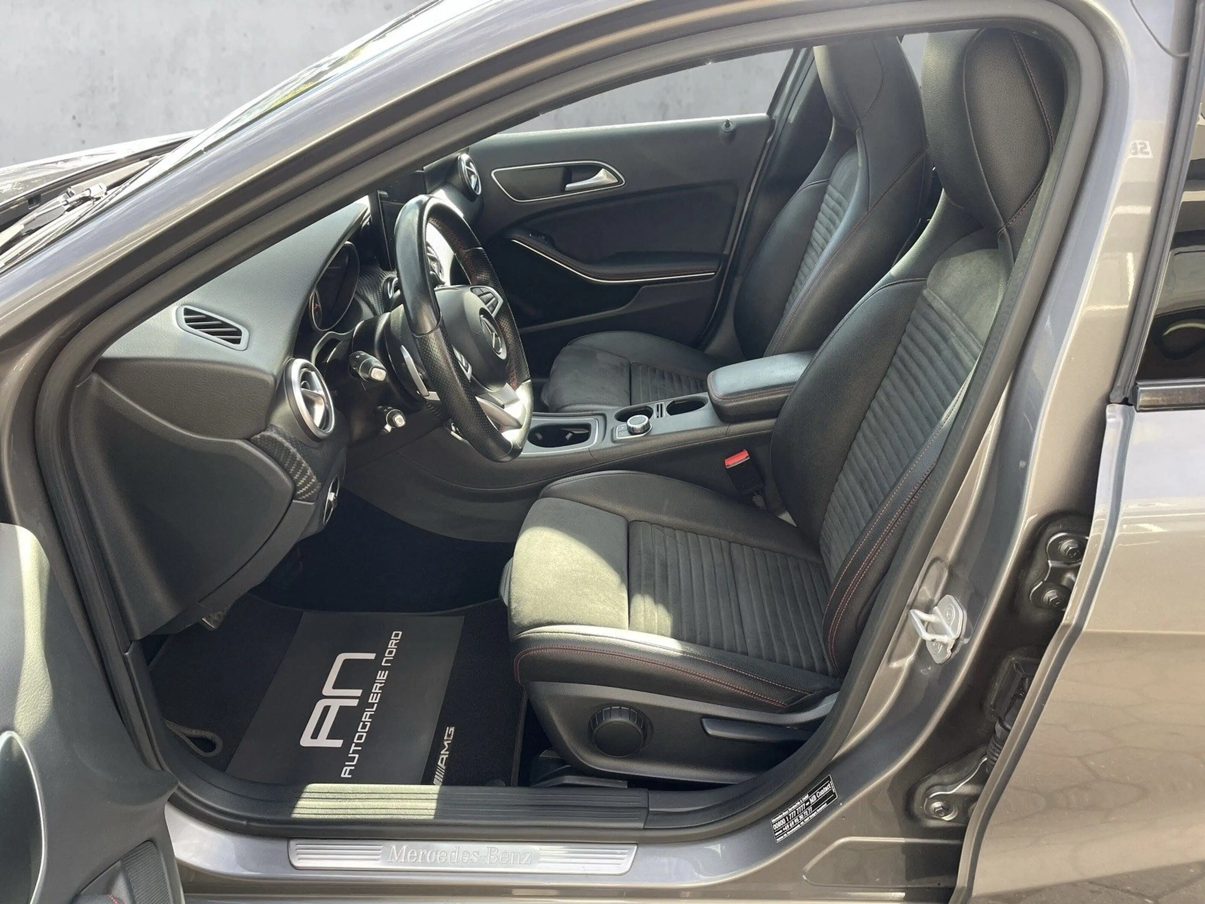 Mercedes-Benz A 250 AMG Line Pano+Night+Alcantara+LED+19° — photo 11