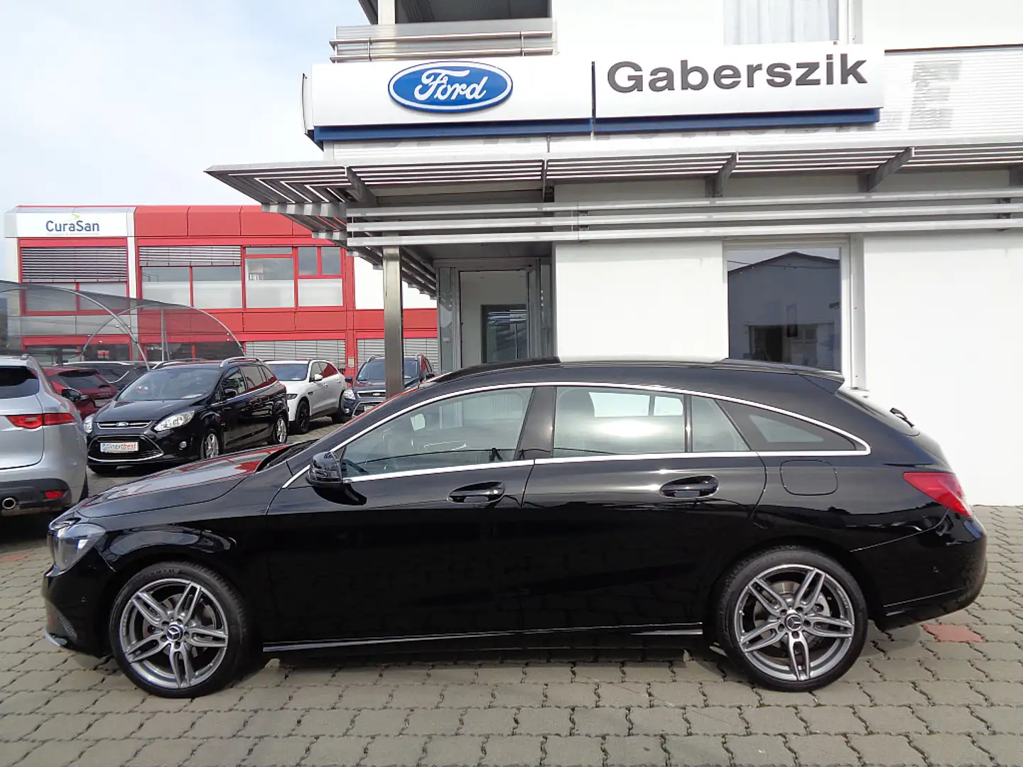 Mercedes-Benz CLA 180 Shooting Brake Noir - 2