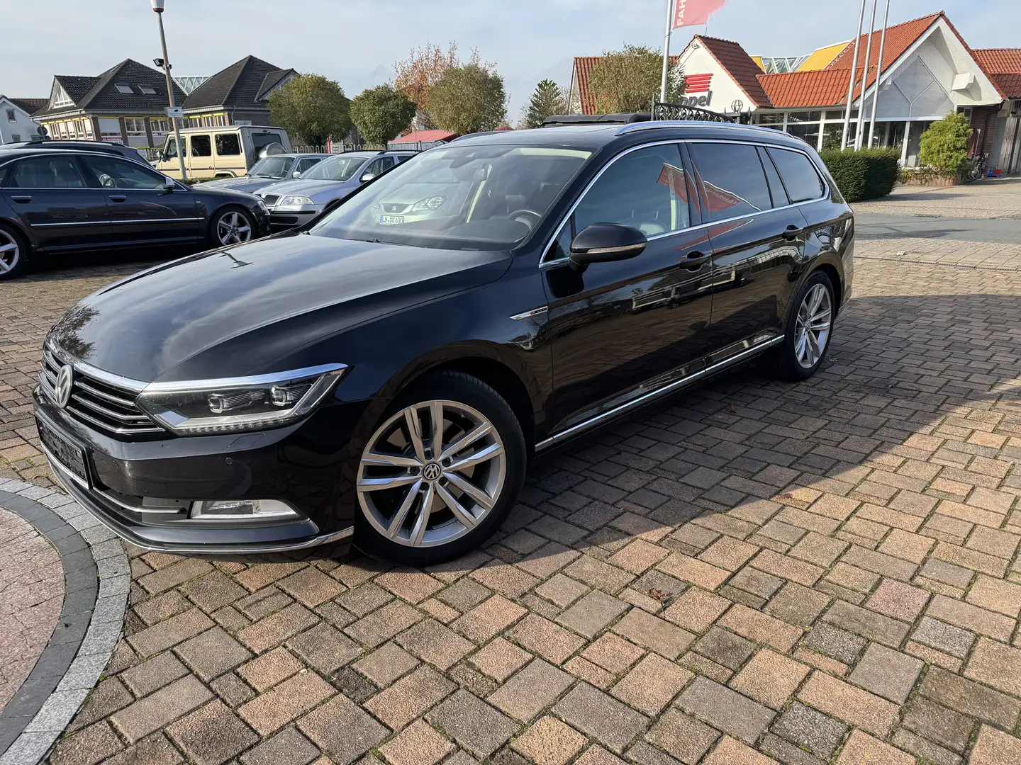 Volkswagen Passat Variant 2,0 TDI Highline 4Motion AHK Standh Pano HUD VOLL Schwarz - 1