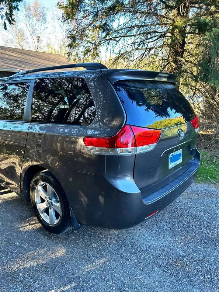 Toyota Sienna снимка Toyota Sienna