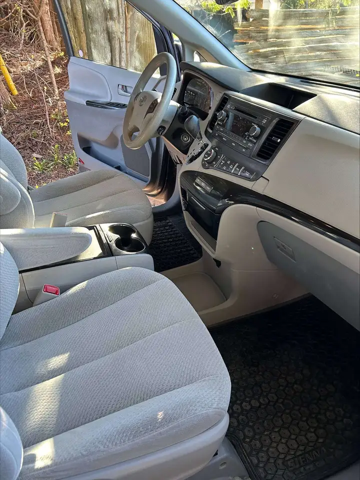 Toyota Sienna снимка Toyota Sienna