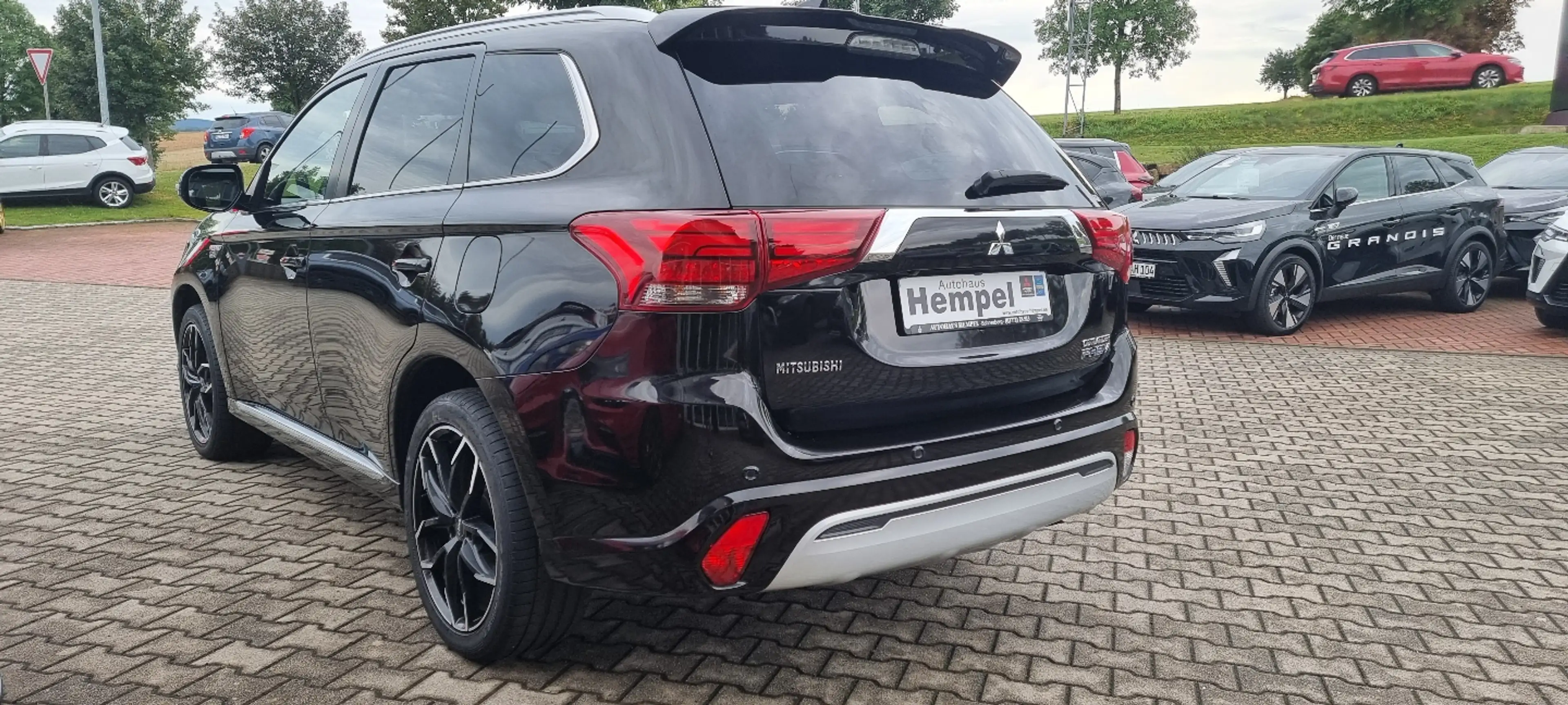 Mitsubishi Outlander 2.4Plug-in Hybrid Intro Edition 4WD — photo 3