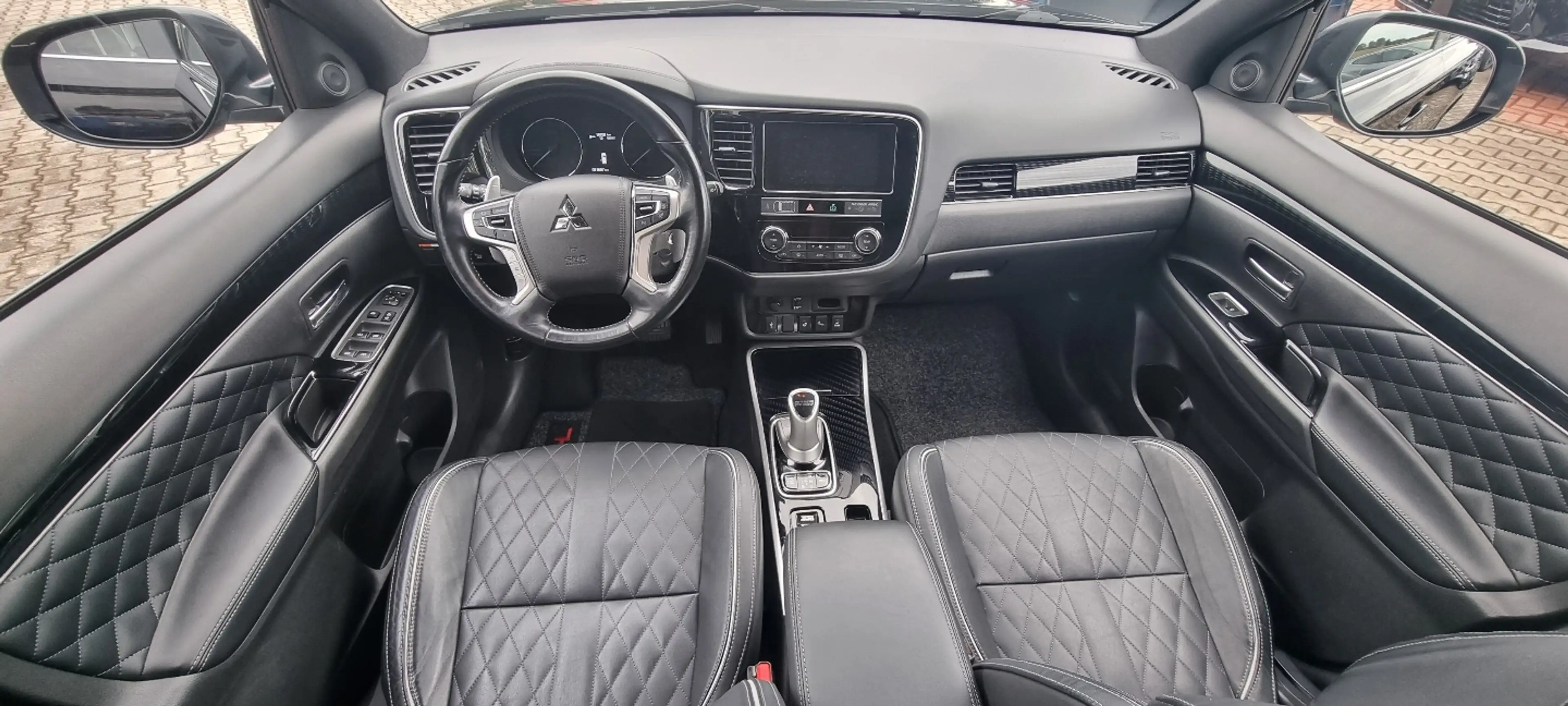 Mitsubishi Outlander 2.4Plug-in Hybrid Intro Edition 4WD — photo 12