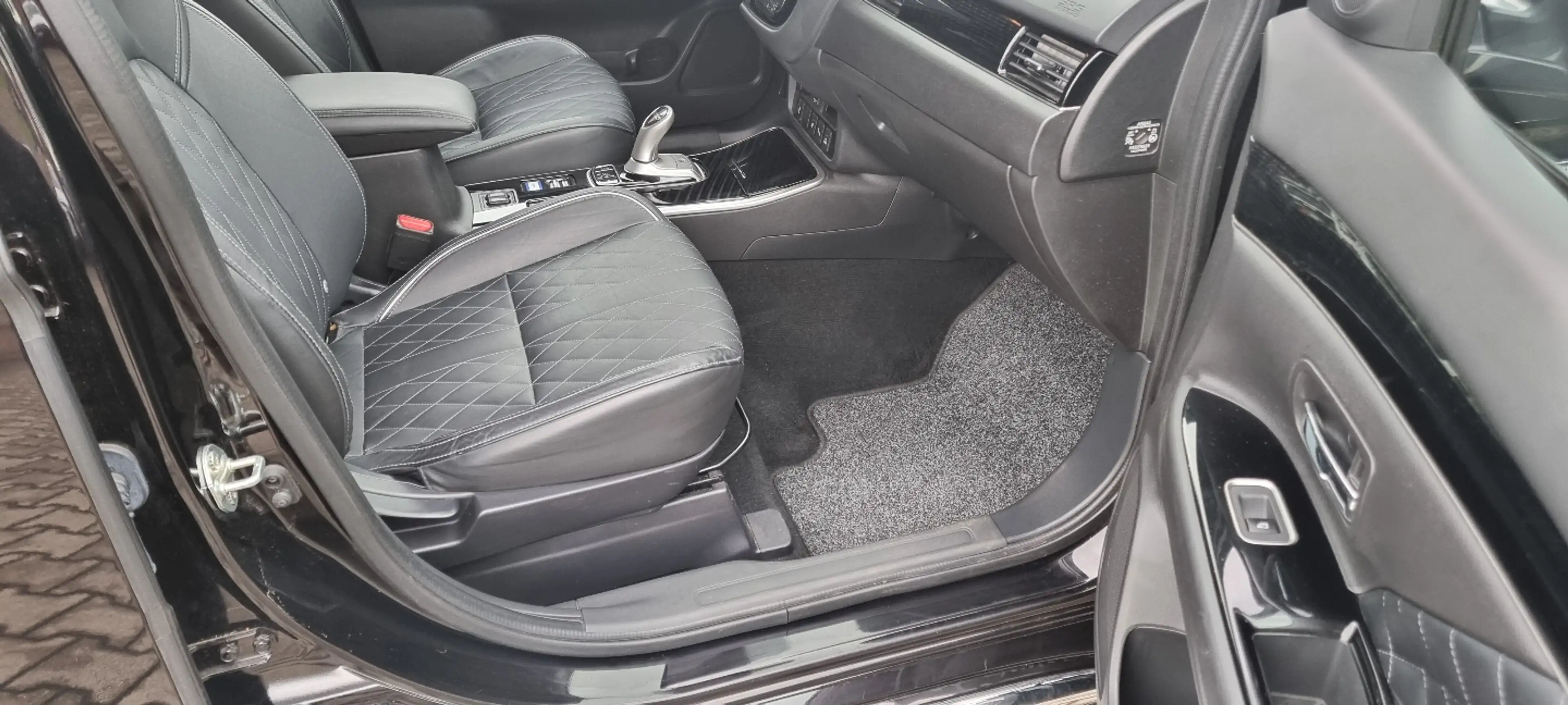 Mitsubishi Outlander 2.4Plug-in Hybrid Intro Edition 4WD — photo 11