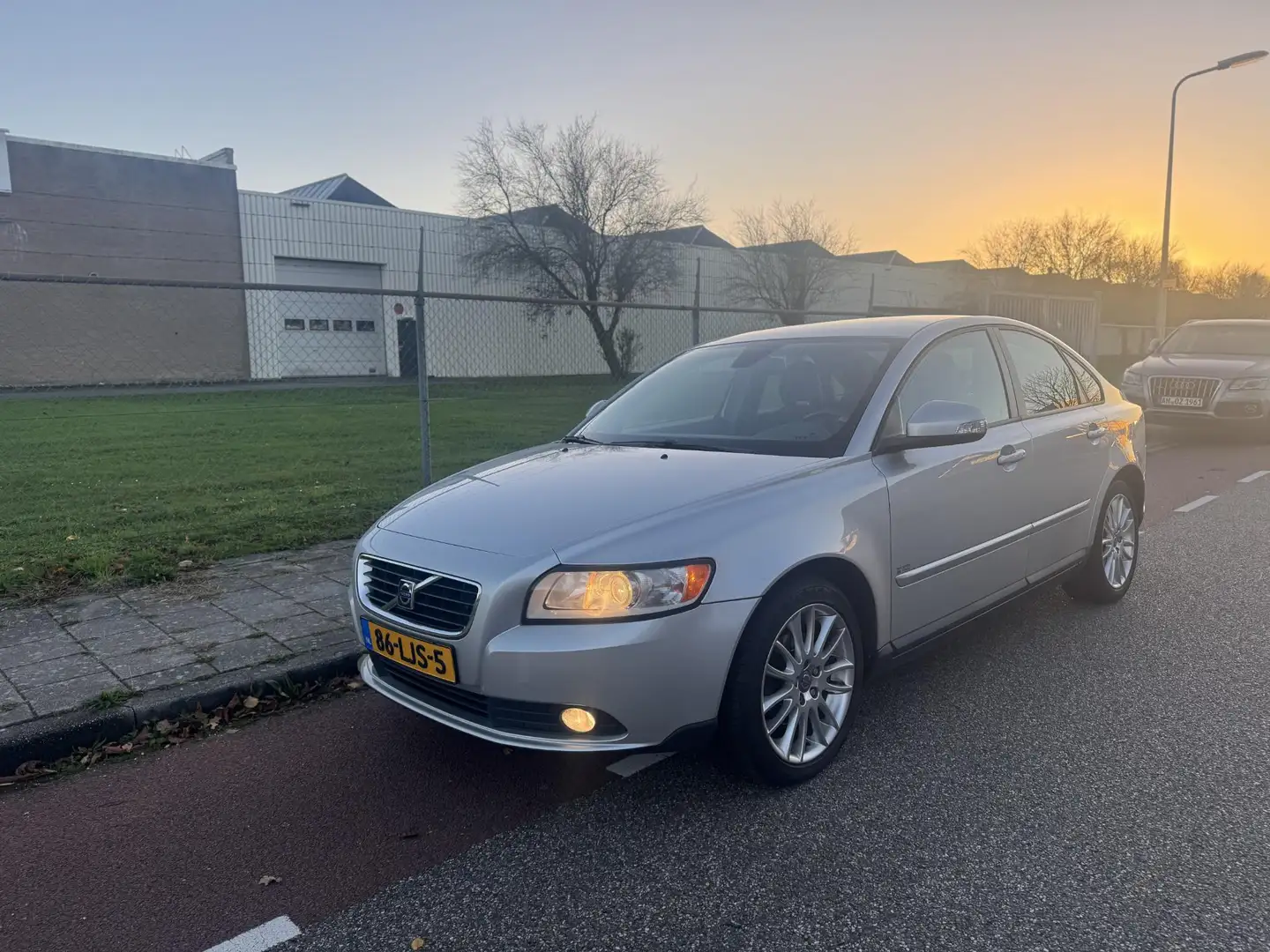 Volvo S40 1.6 Sport Org. NL Nette staat! Grijs - 1