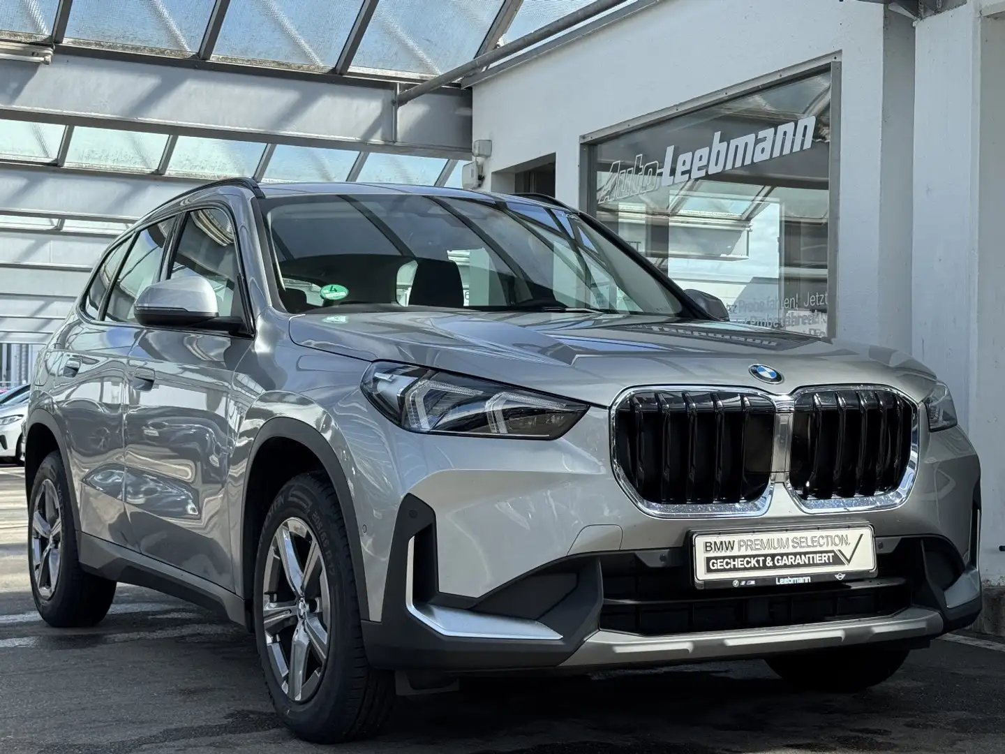 BMW X1 sDrive18i AHK/SportSitz/RFK/AdaLED/DrivAssi Argent - 2