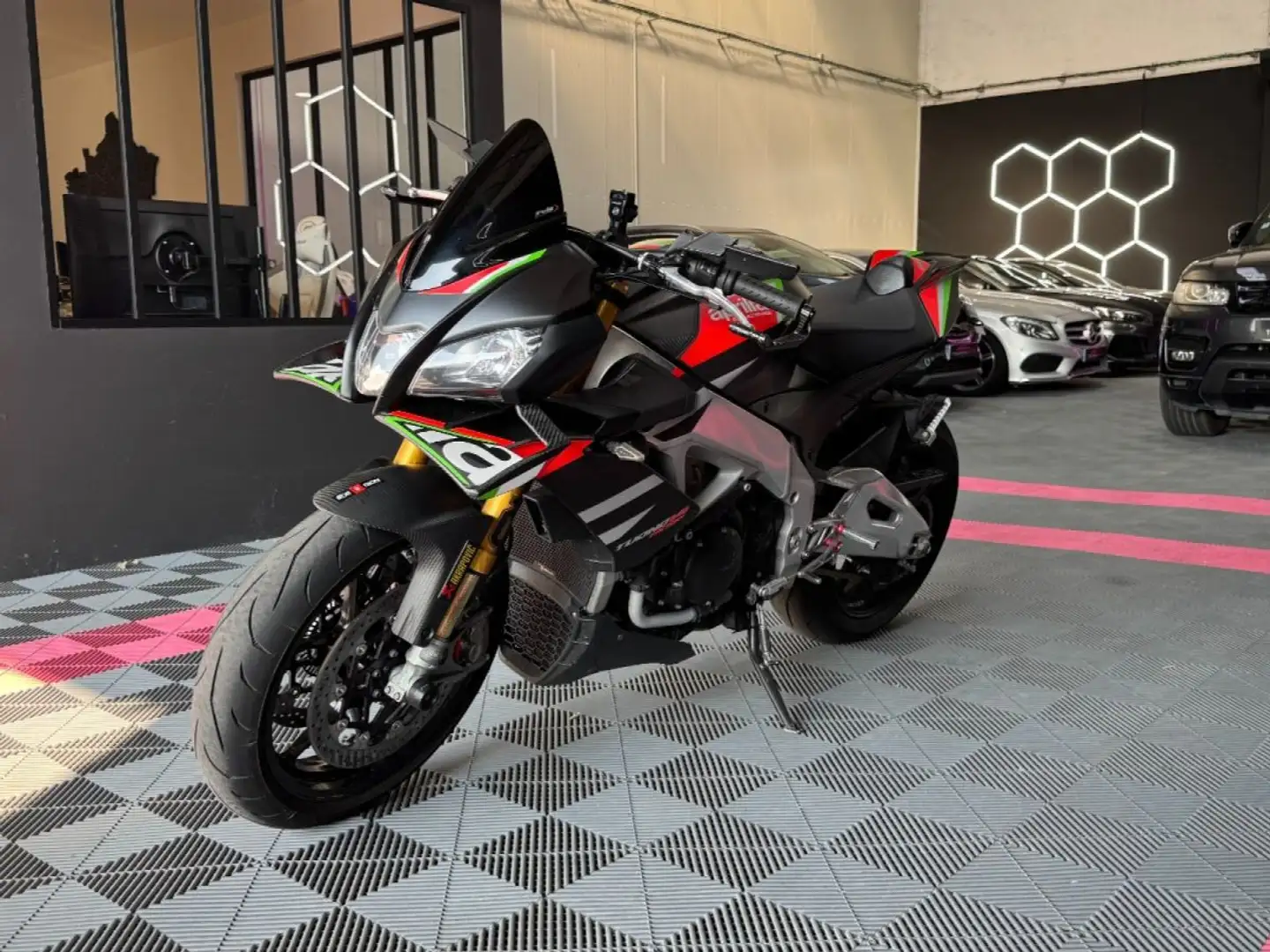 Aprilia Tuono 1100cc FACTORY ~ Échappement akrapovic ~ Support de plaque court ~ Régulateur de vitesse ~ Brembo ~ Öhlins ~ Noir - 2