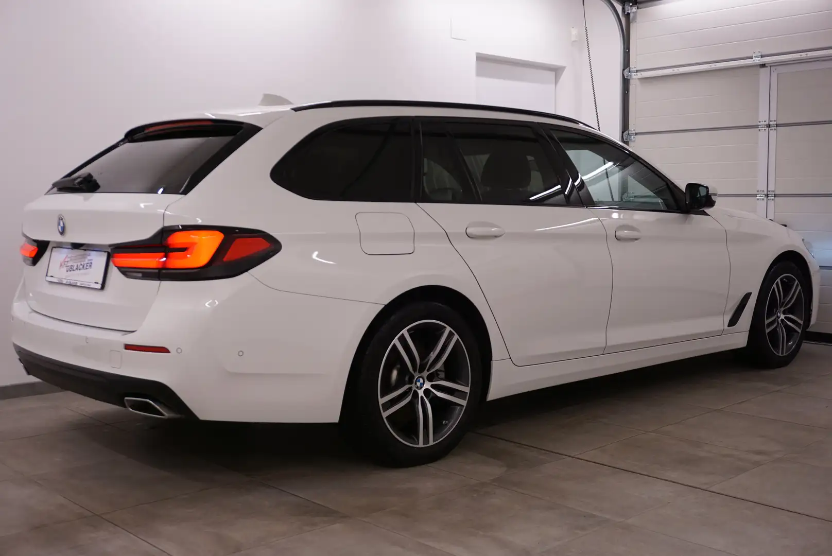 BMW 520 d Sport // Fernlichtassistent // Lederausstattung Schwarz - 2