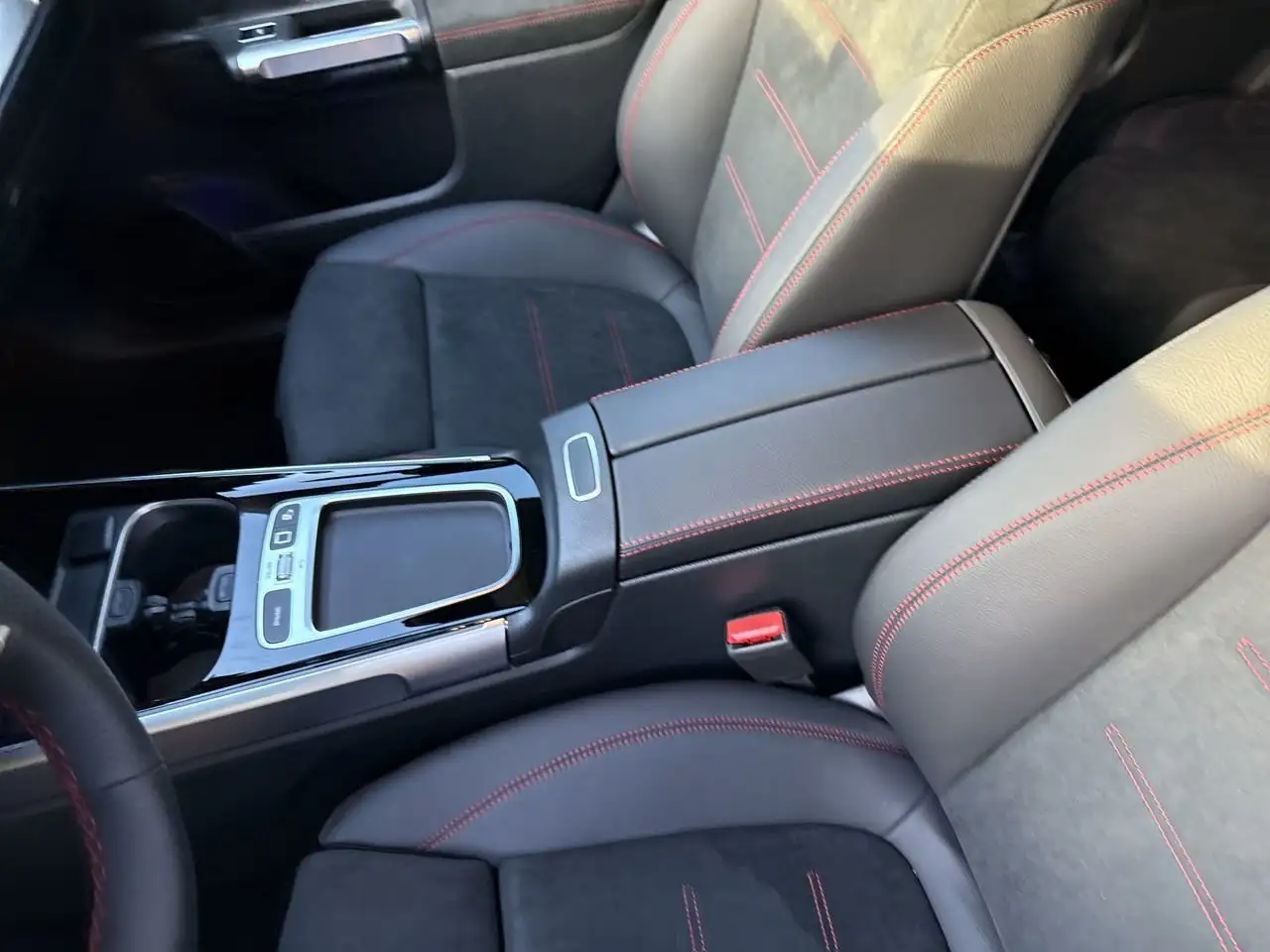 Mercedes-Benz GLB снимка Mercedes-Benz GLB