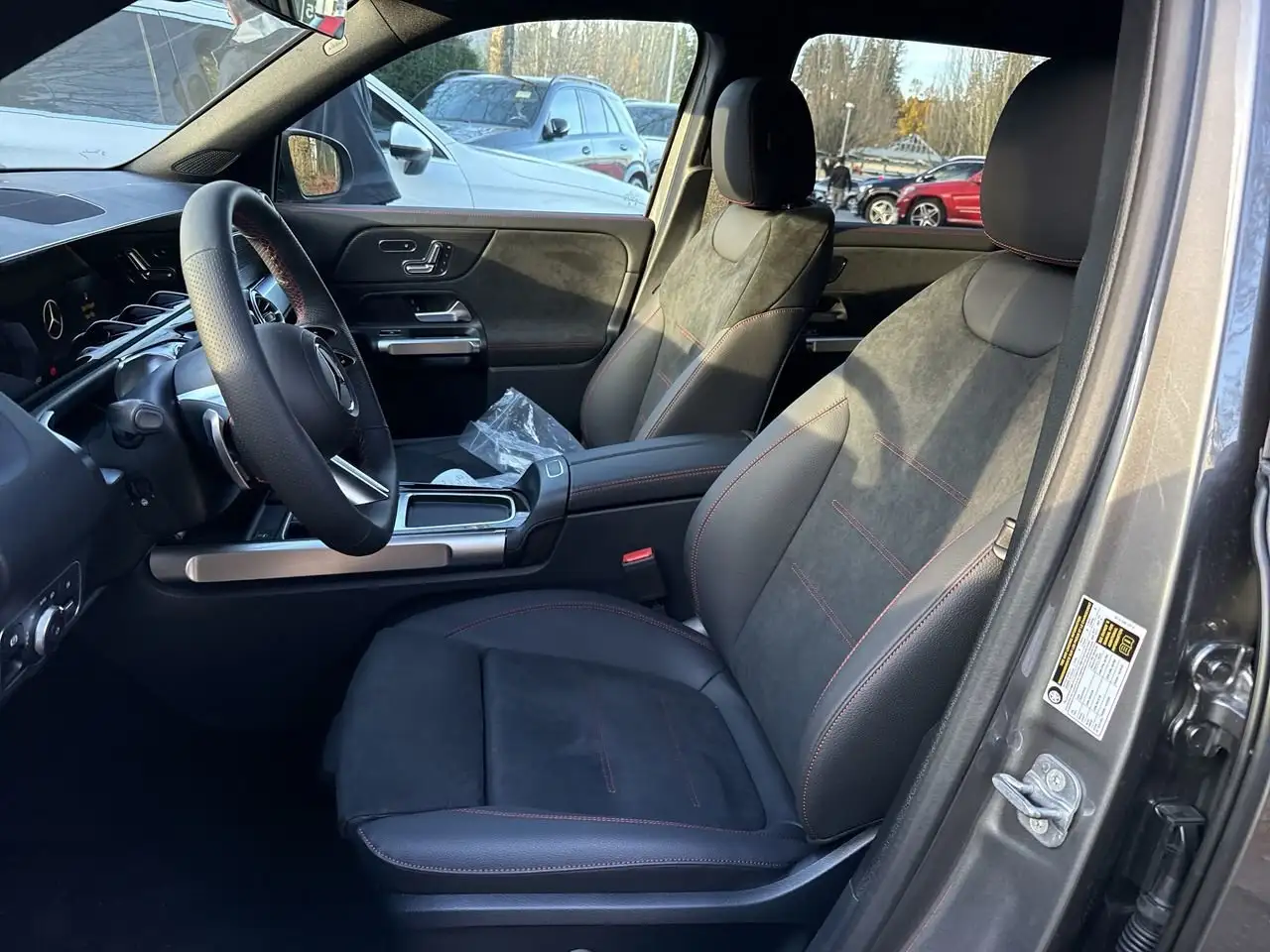 Mercedes-Benz GLB снимка Mercedes-Benz GLB