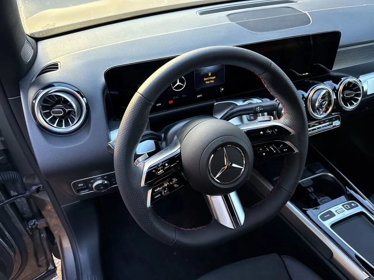 Mercedes-Benz GLB снимка Mercedes-Benz GLB