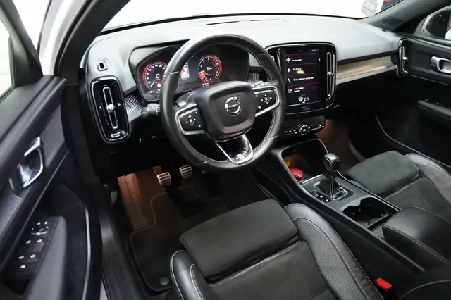 Volvo XC40 view 11