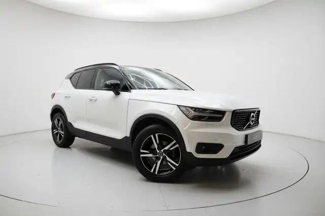 Volvo XC40 view 3