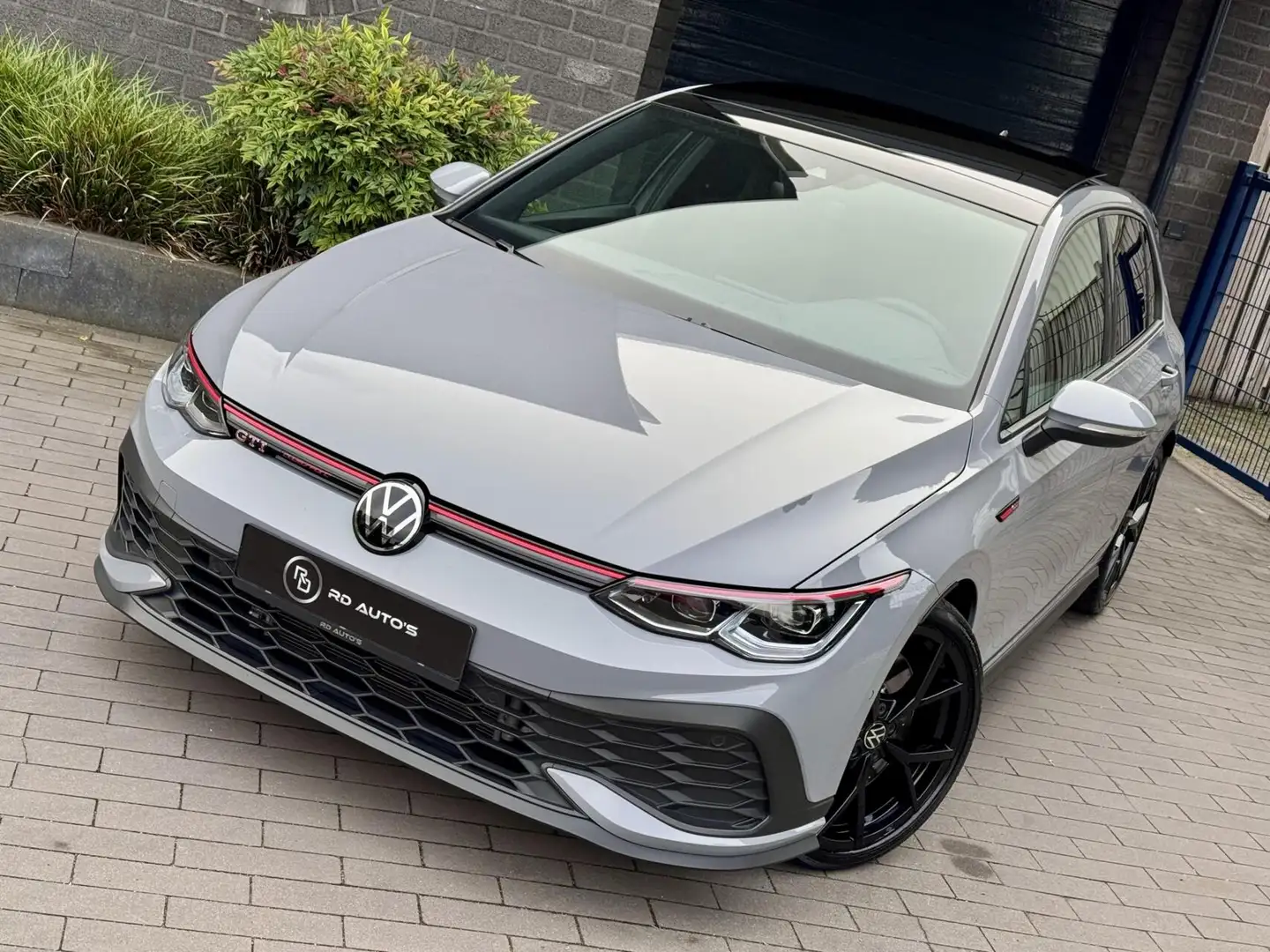 Volkswagen Golf GTI 2.0 TSI Clubsport 300PK Pano IQ 1e Eigenaar Grijs - 2