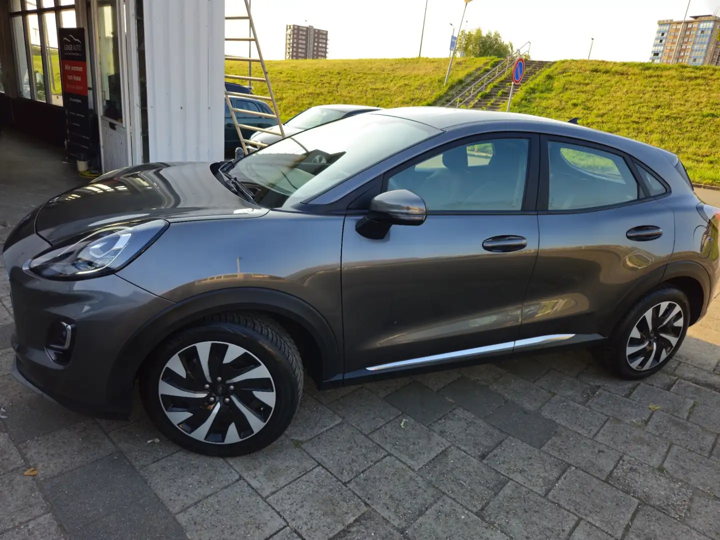Ford Puma 1.0 EcoBoost Hybrid Titanium Grau - 2