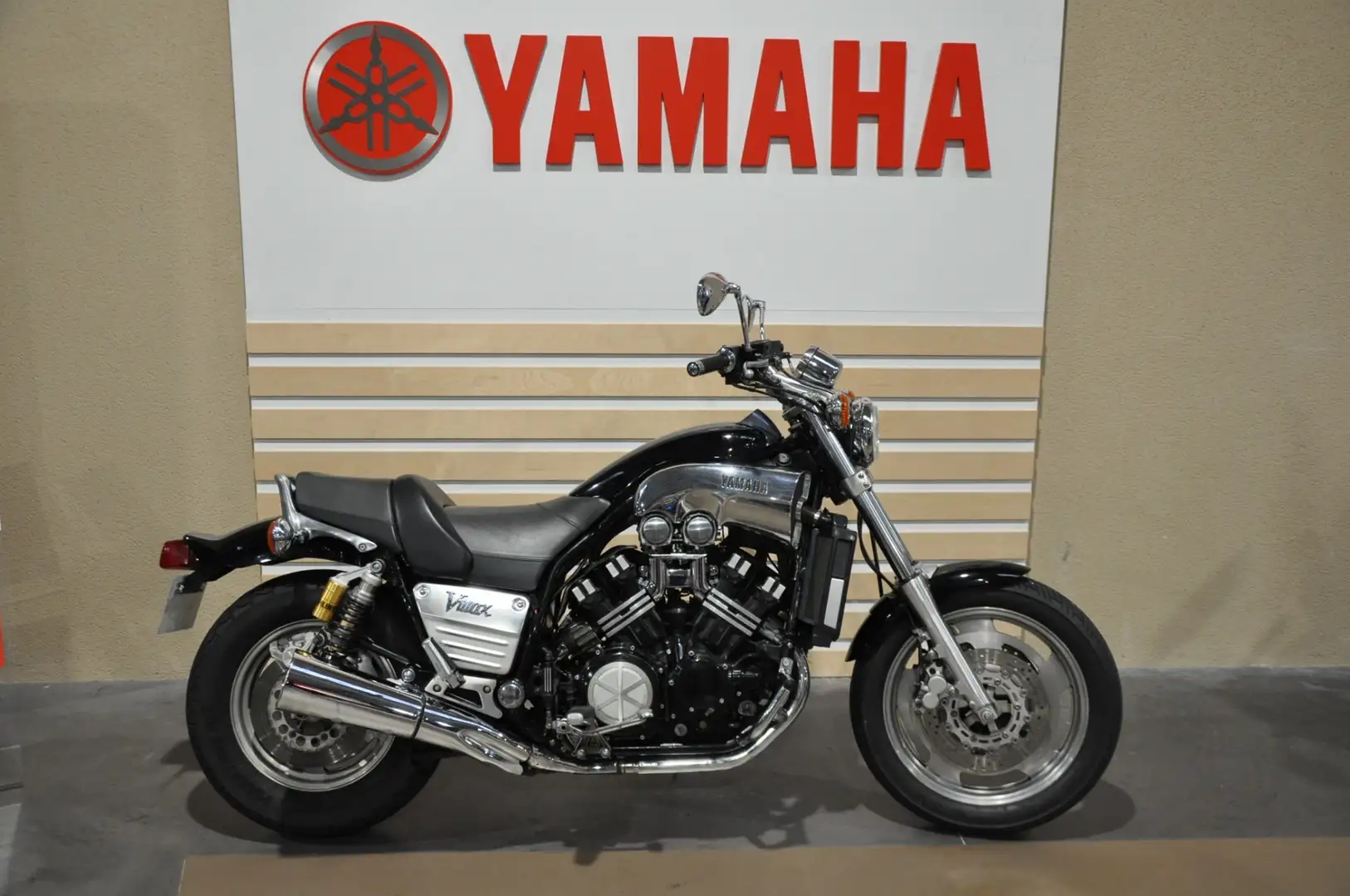 Yamaha Vmax Zwart - 1