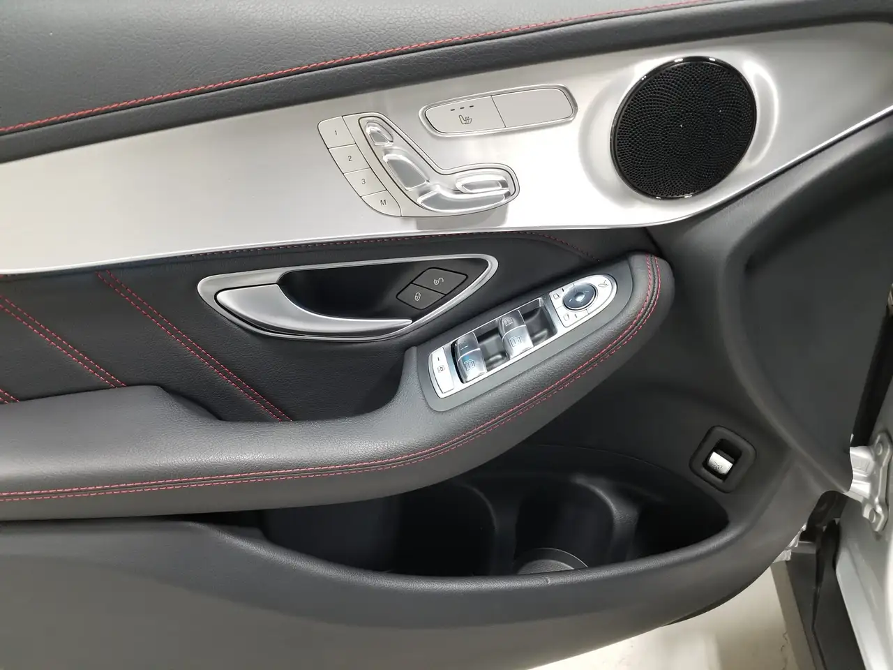 Mercedes-Benz GLC снимка Mercedes-Benz GLC