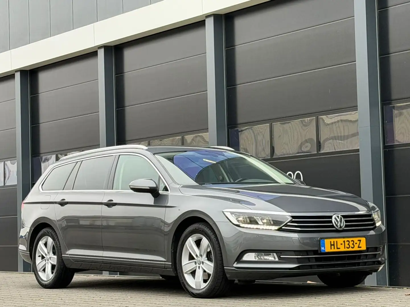 Volkswagen Passat Variant 1.6 TDI Navi Clima Keyless EURO-6 Grau - 2