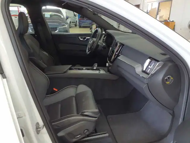 Volvo XC60 view 8
