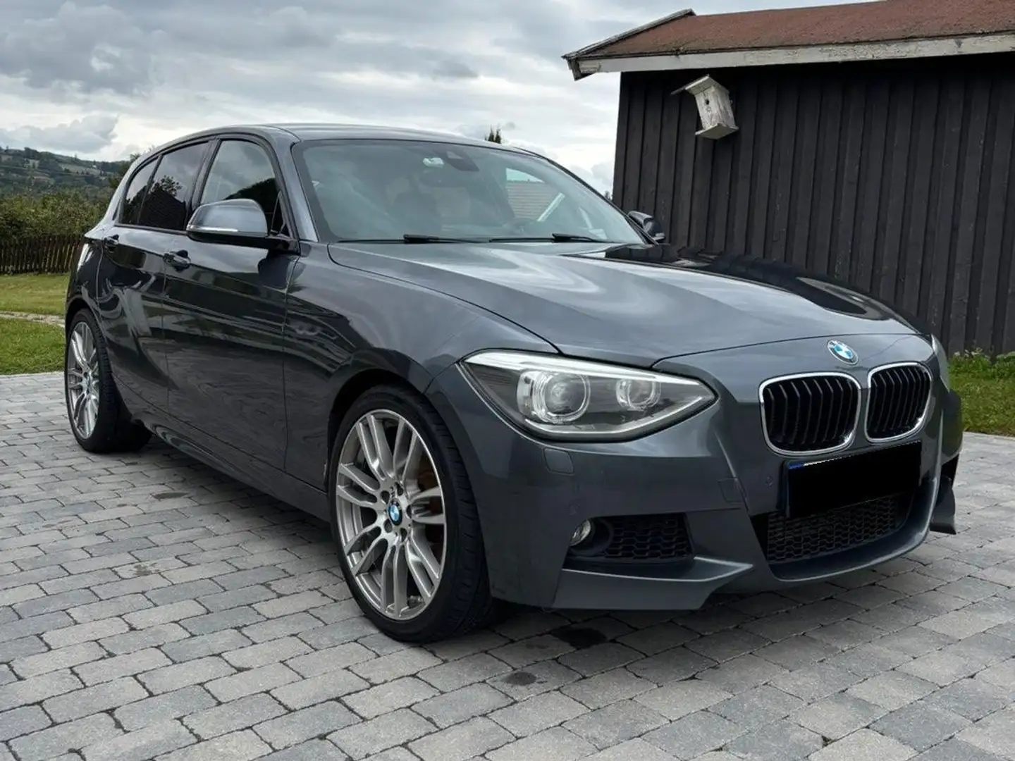 BMW 120 120d xDrive Grau - 1