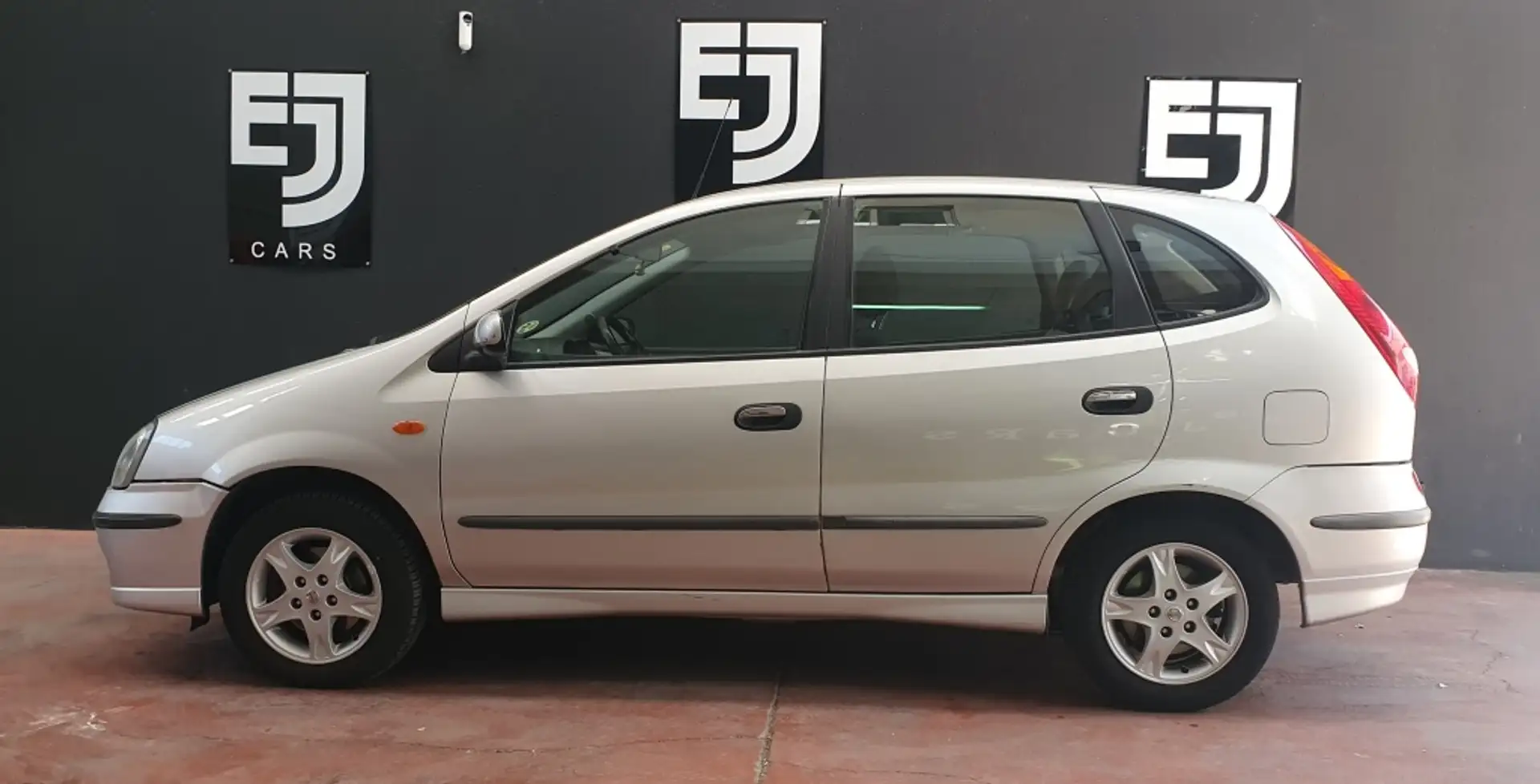 Nissan Almera Tino 1.8 Acenta Šedá - 2