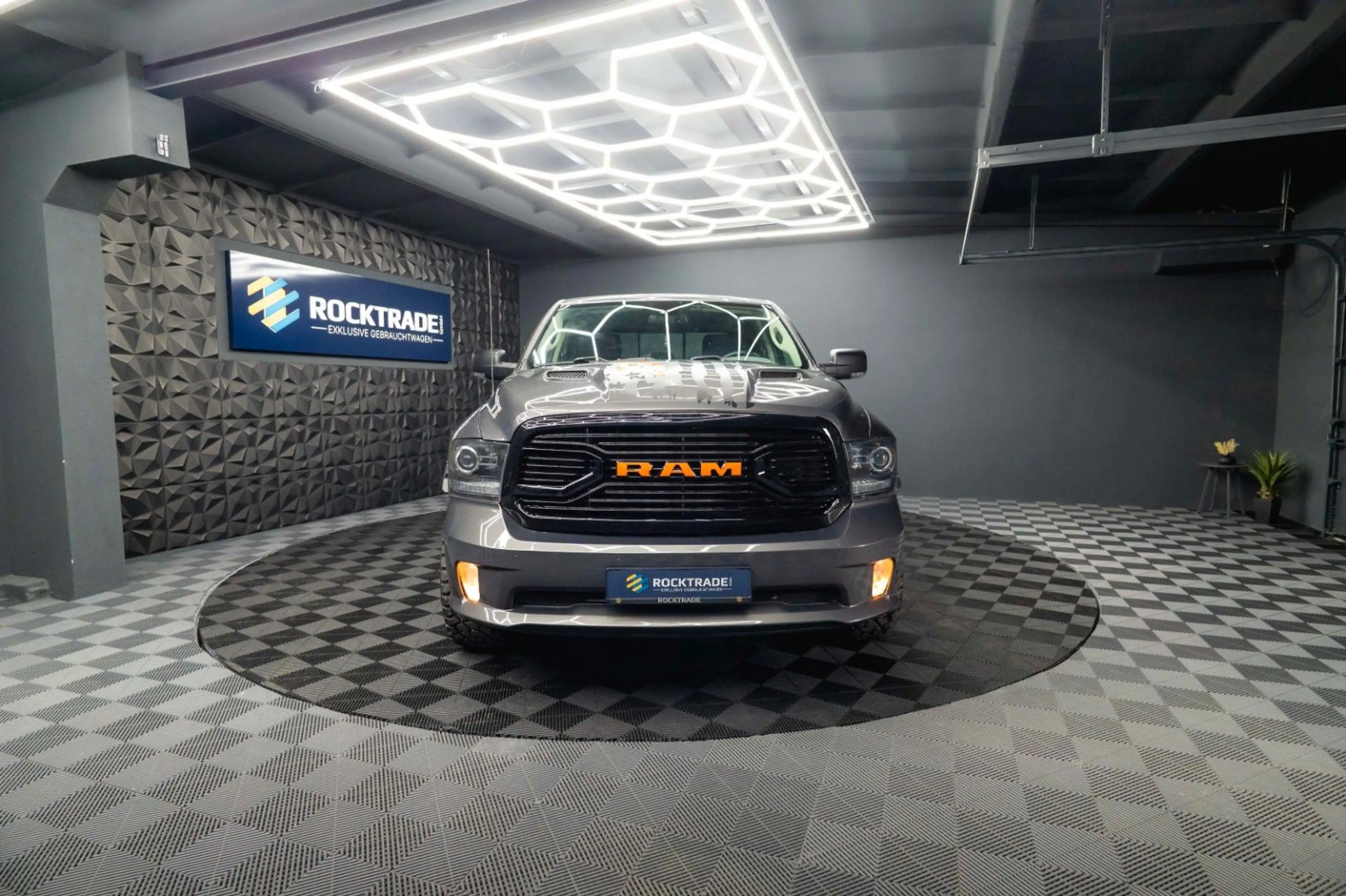 Dodge RAM 5.7 V8 HEMI 4x4 OFFROAD Night-Paket *LED* — photo 11