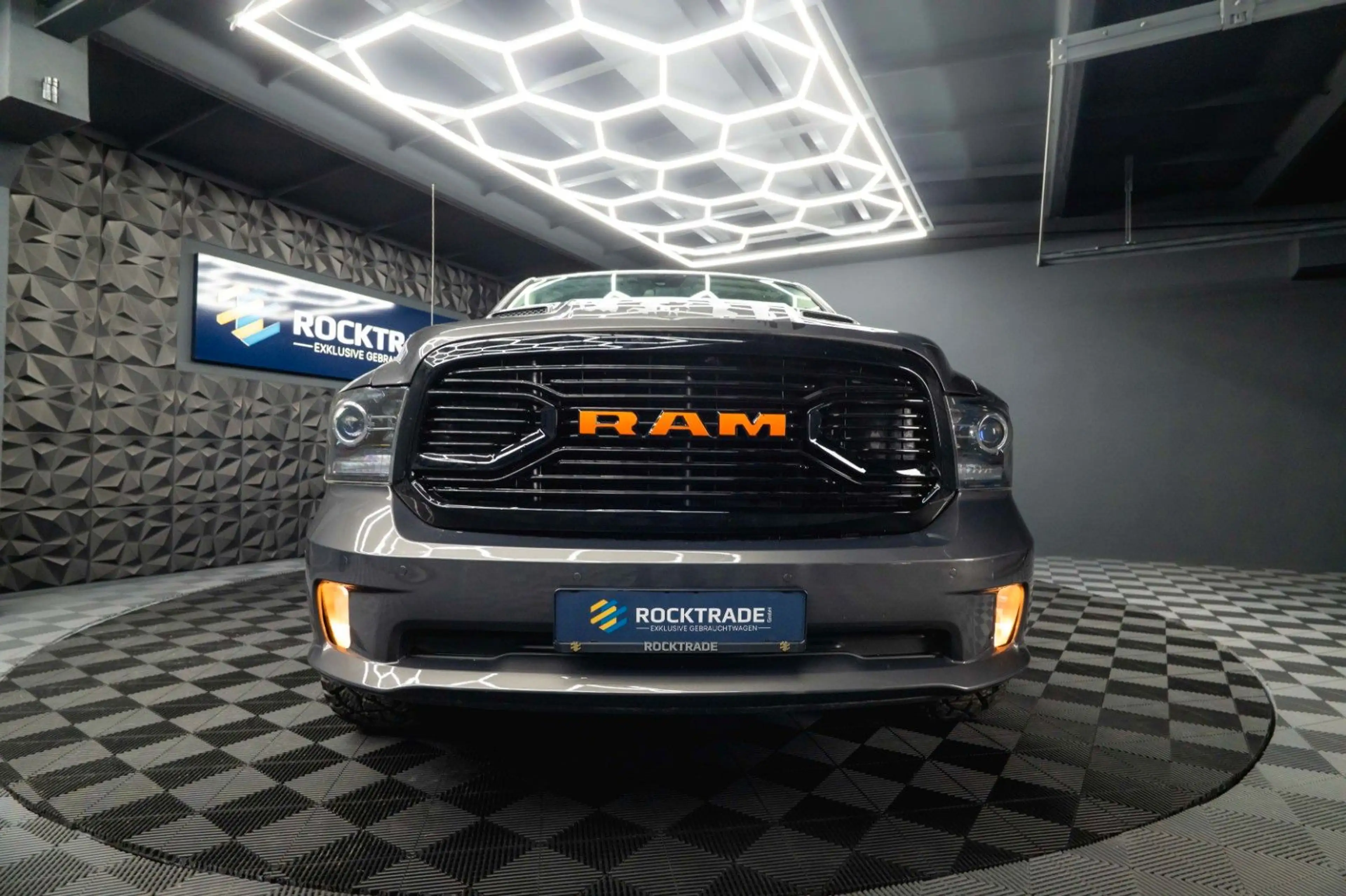 Dodge RAM 5.7 V8 HEMI 4x4 OFFROAD Night-Paket *LED* — photo 12