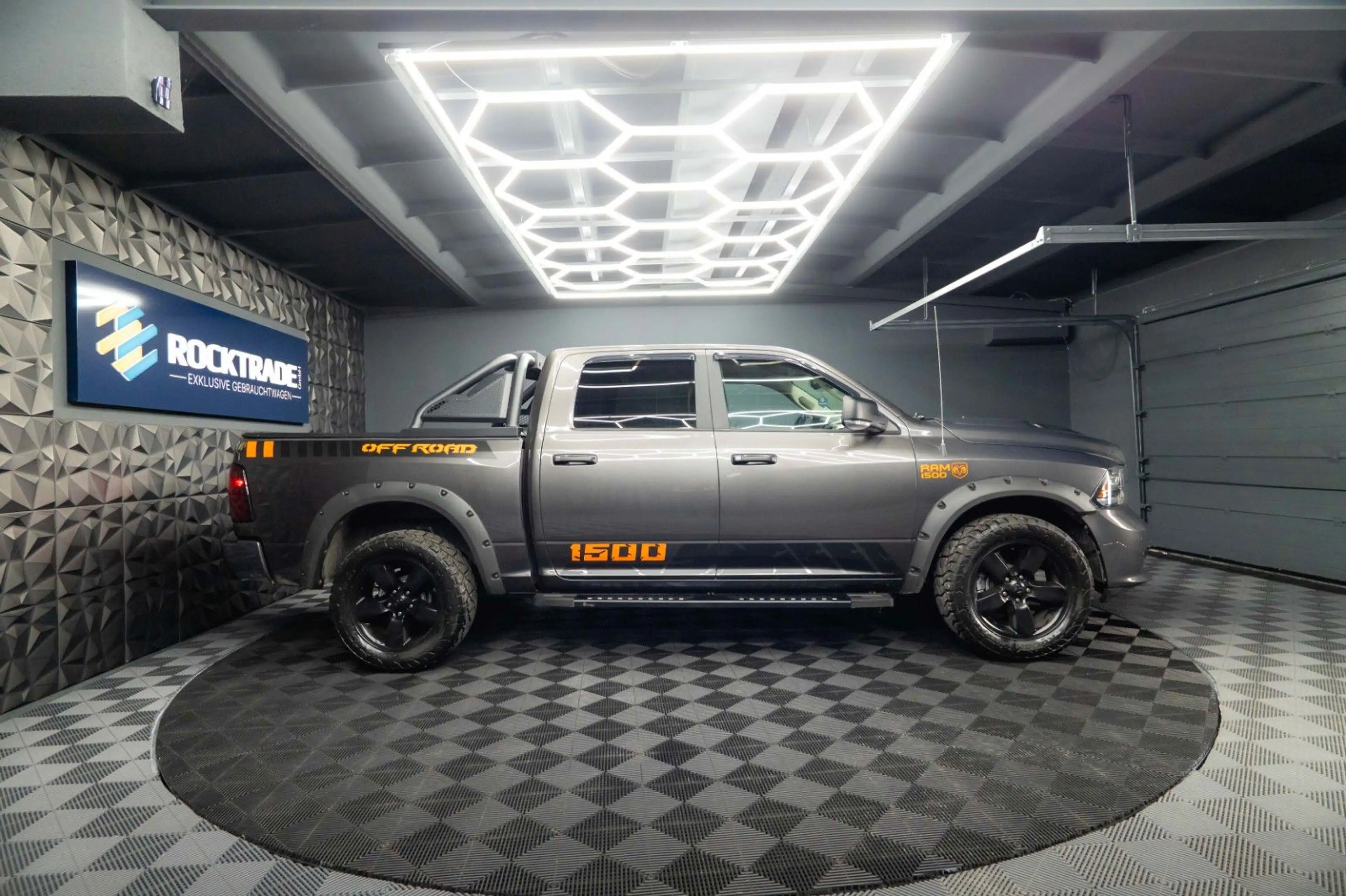 Dodge RAM 5.7 V8 HEMI 4x4 OFFROAD Night-Paket *LED* — photo 15