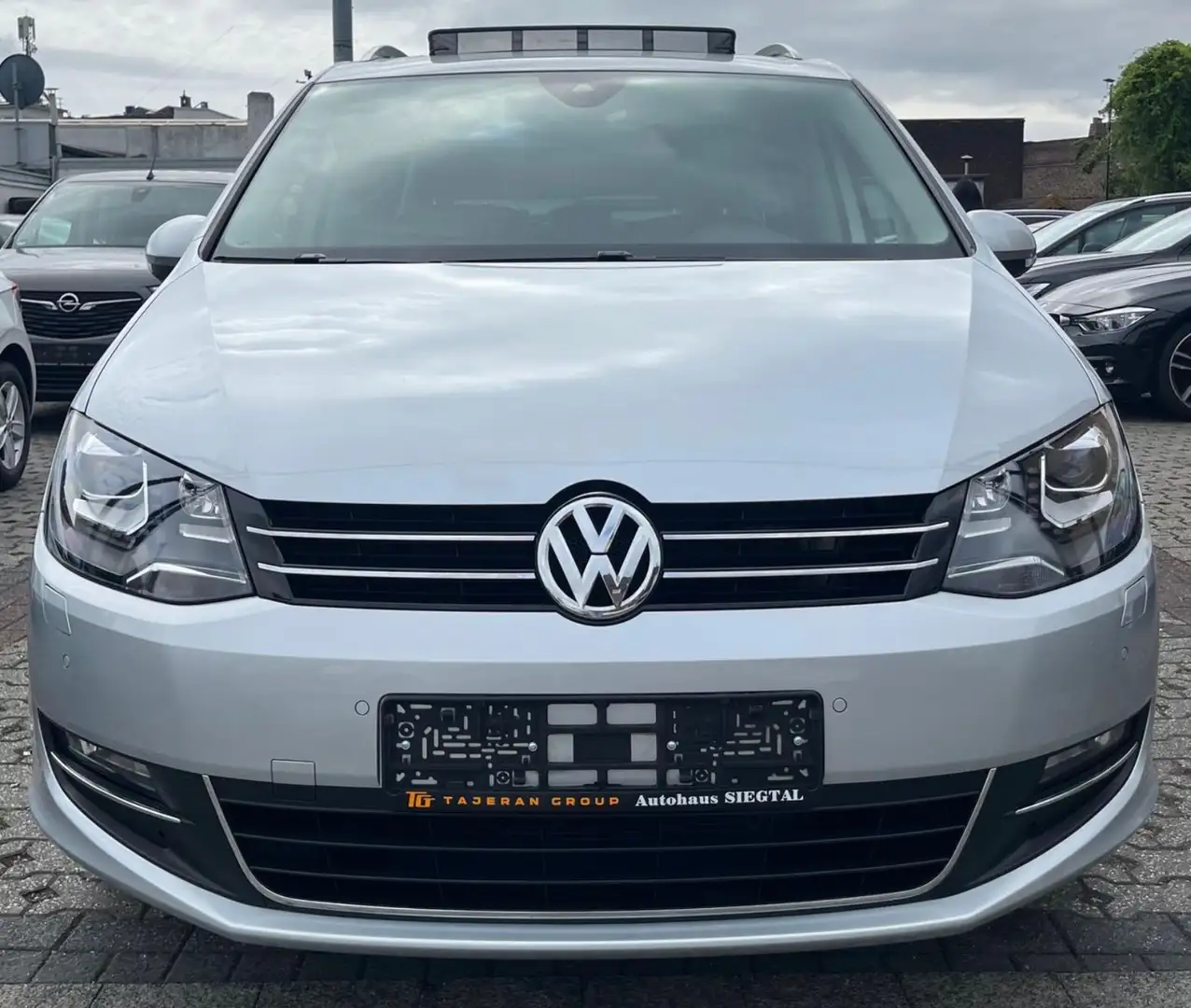 Volkswagen Sharan SHARAN HIGHLINE-7SITZER-NAVI-AUTOMA-PANO-KAMERA Silber - 2