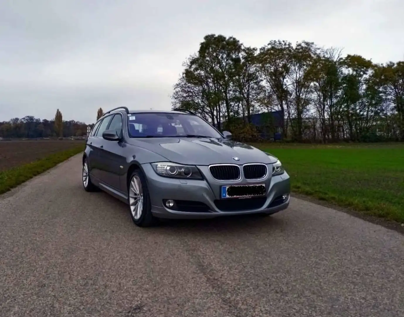 BMW 320 320i Touring Grau - 1
